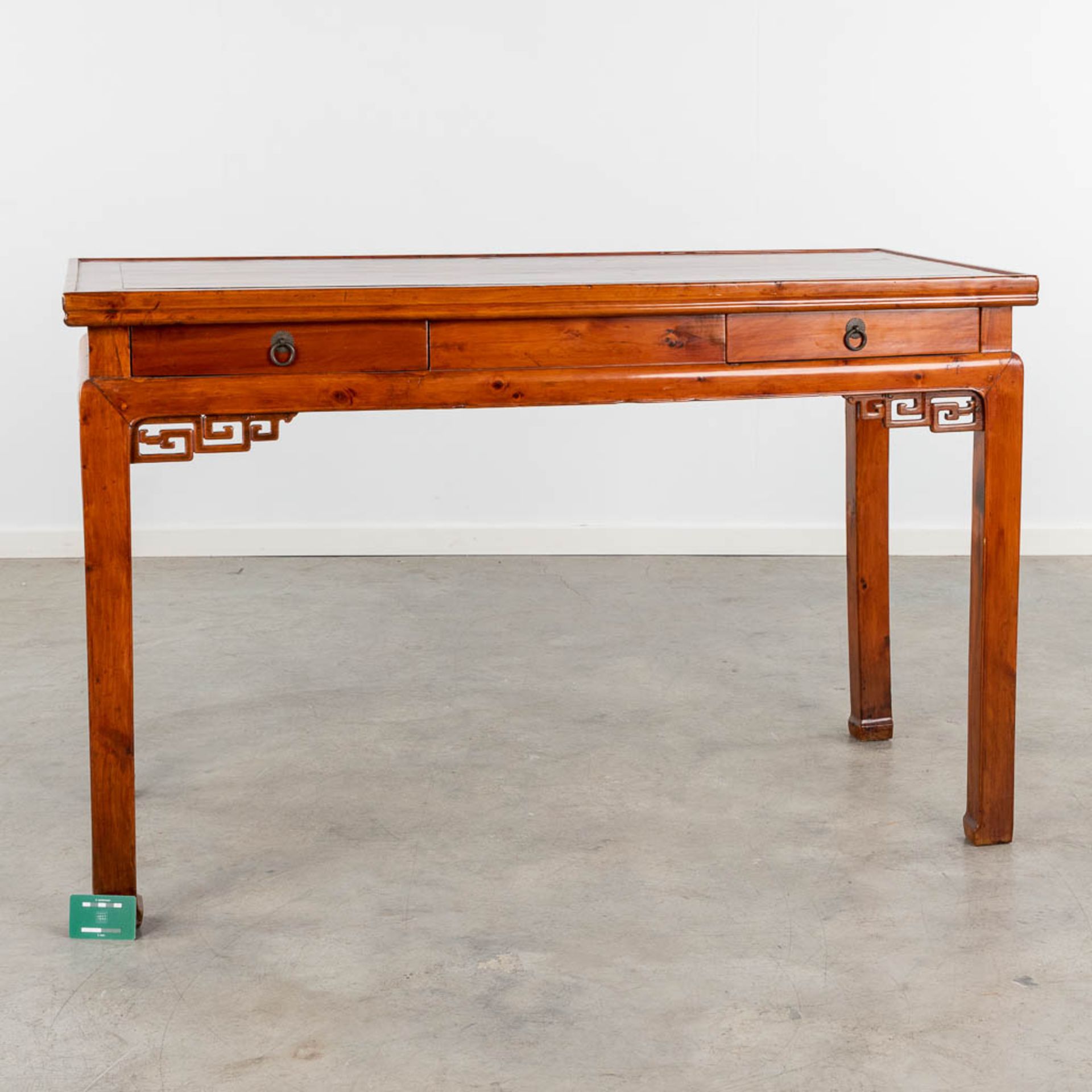 An antique Chinese side table, hardwood. (L:60 x W:130 x H:82 cm) - Bild 2 aus 15