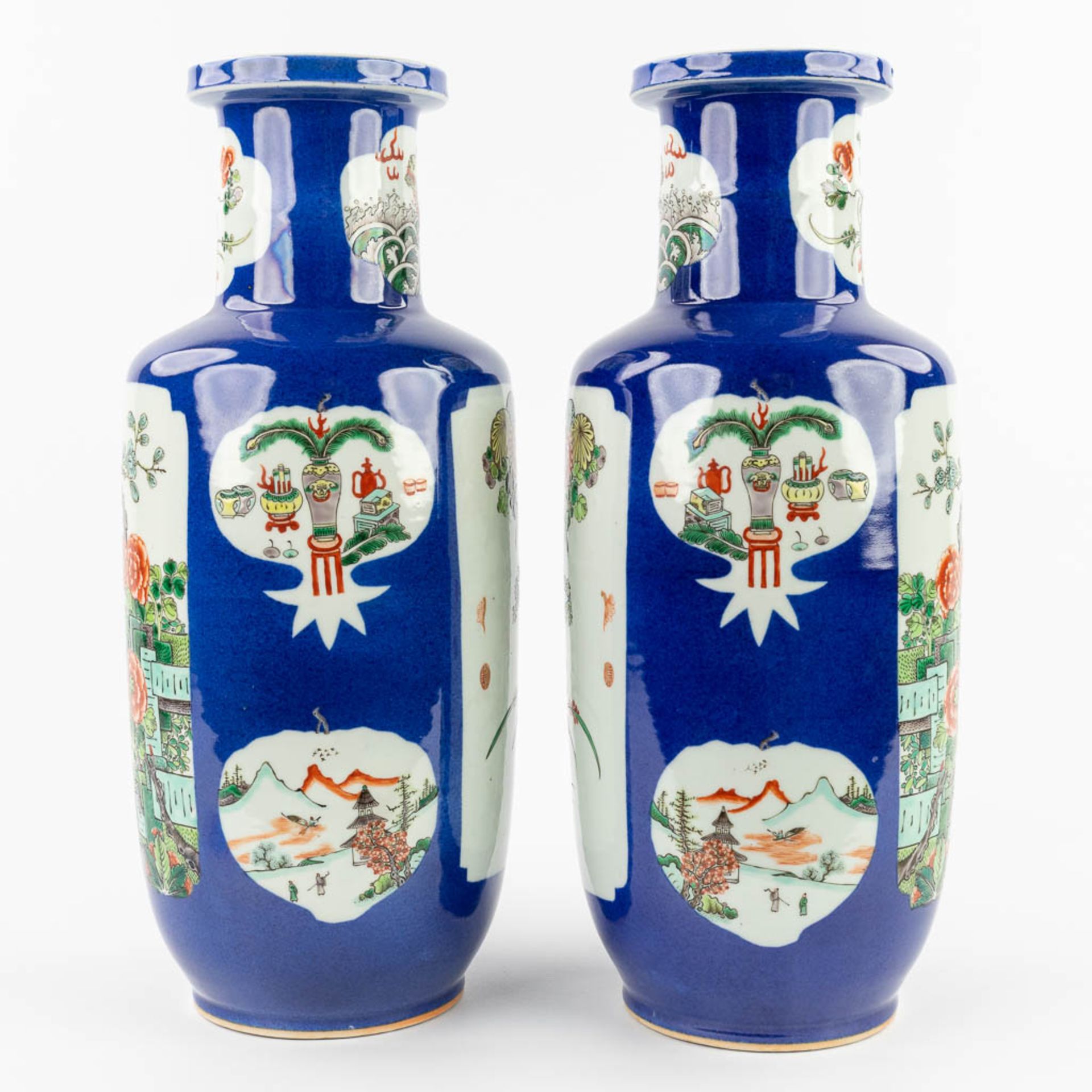 A pair of Chinese vases, decorated with fauna and flora. 20th C. (H:45 x D:18 cm) - Image 5 of 13