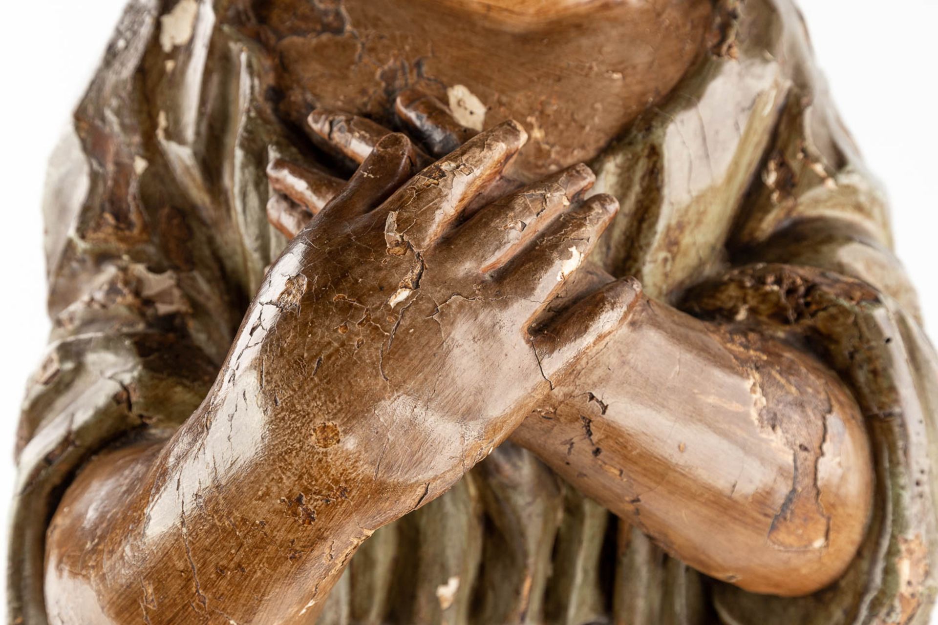 An antique wood-sculptured figurine of a praying lady. 18th C. (L:21 x W:33 x H:85 cm) - Image 10 of 16