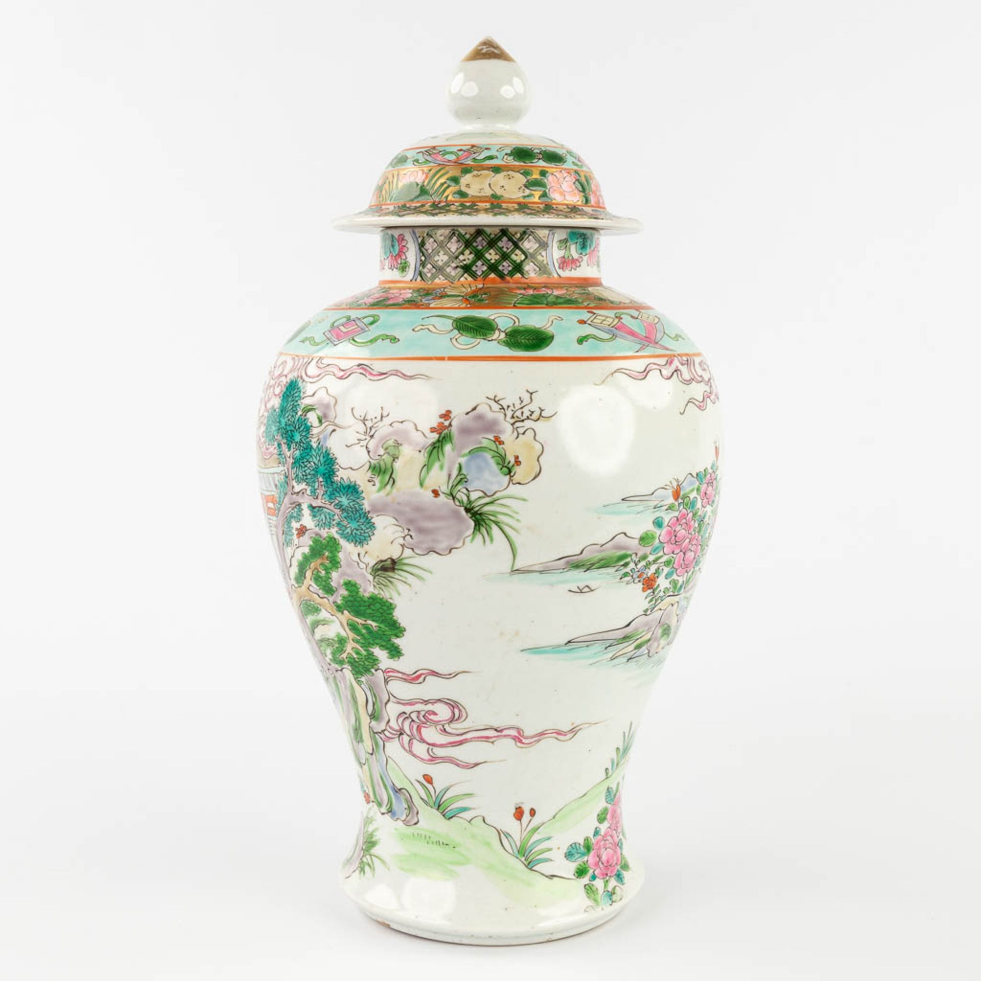 A Japanese baluster vase with lid, decorated with ladies and landscapes. (H:35 x D:18 cm) - Image 4 of 14