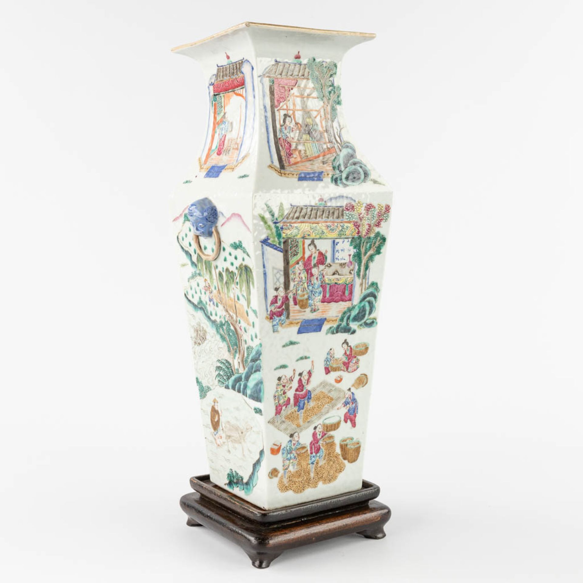 A square Chinese Famille Rose vase, decorated with scènes of 'The Harvest'. 19th C. (L:17 x W:15 x H