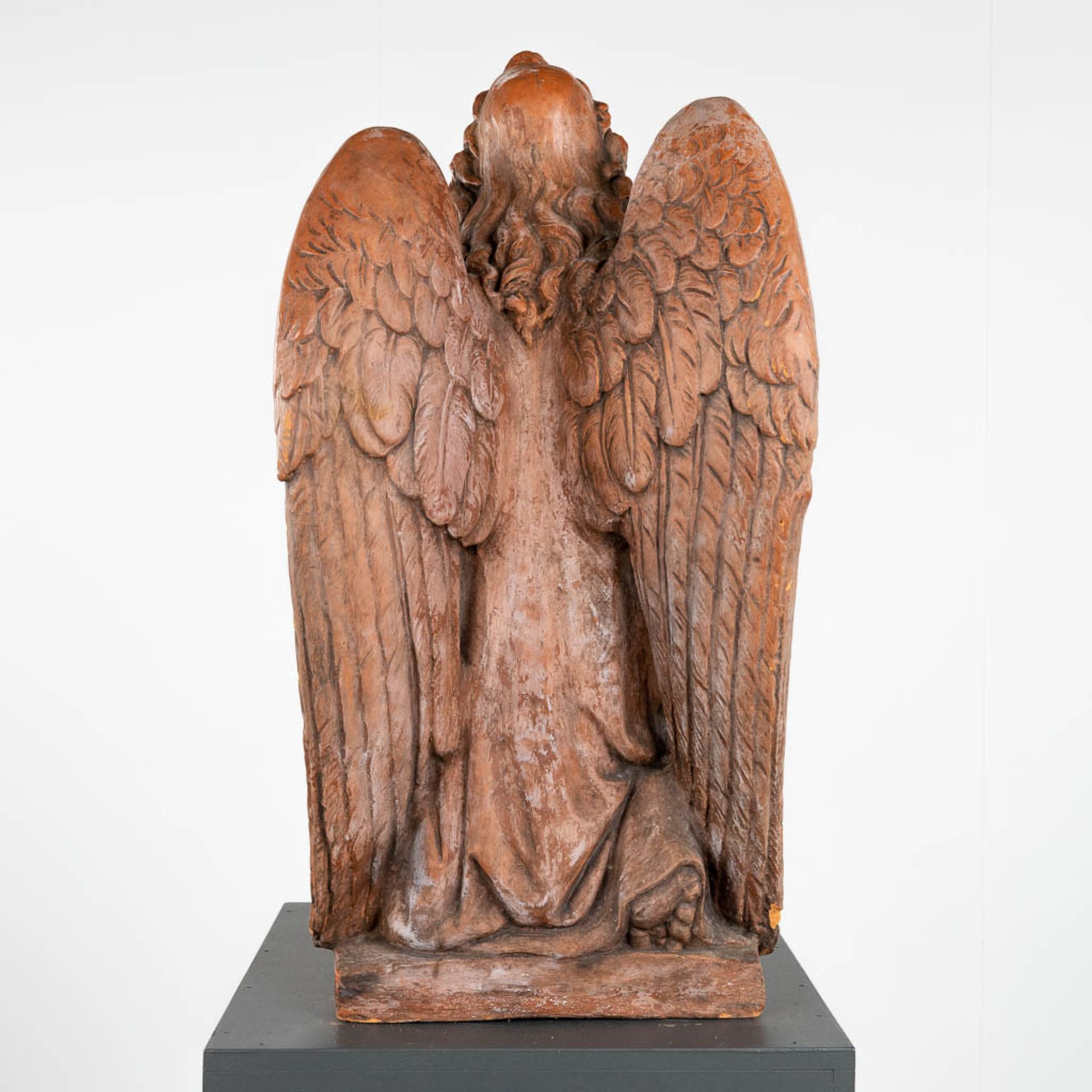 A large figurine of an angel, terracotta. 19th C. (L:45 x W:38 x H:75 cm) - Image 5 of 10