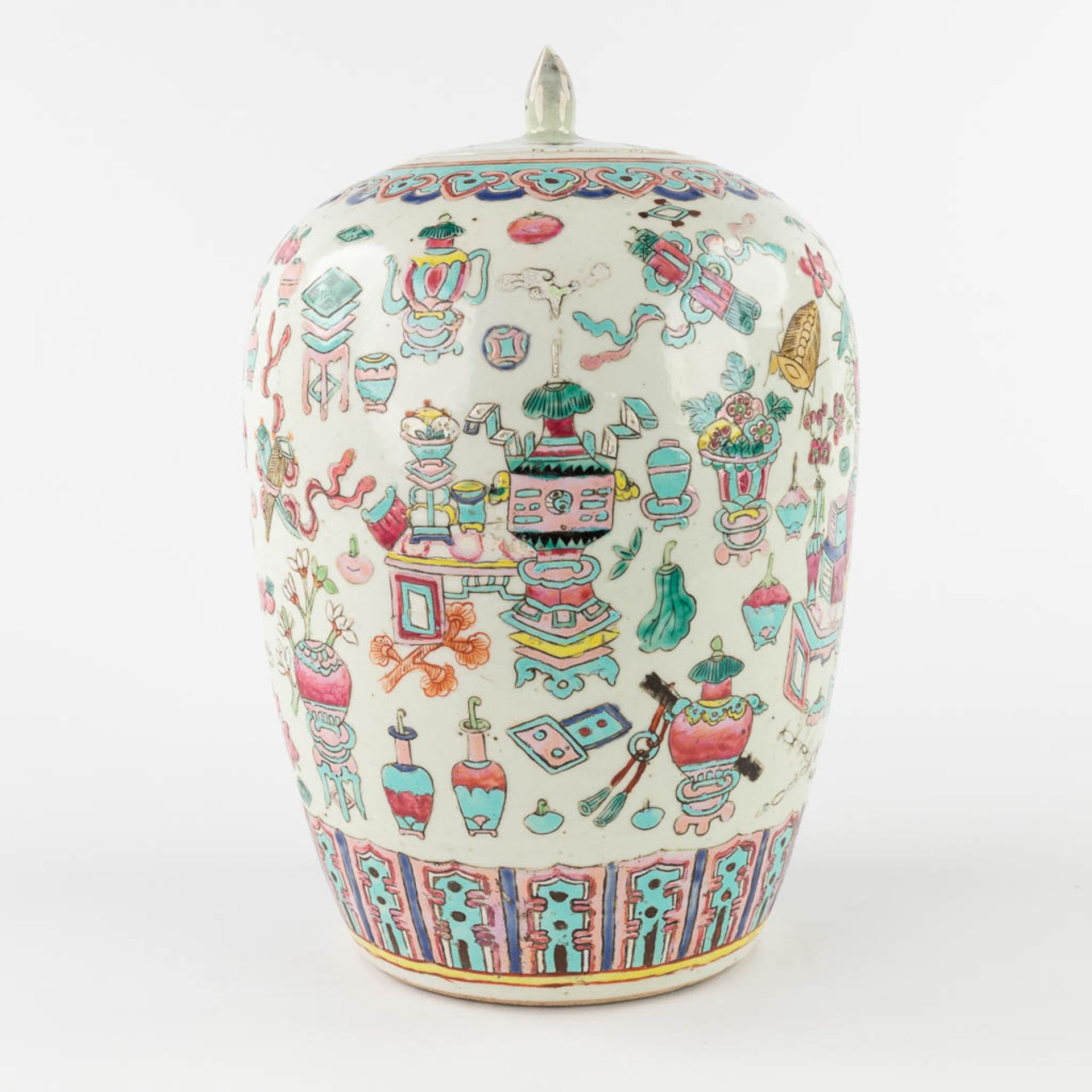 A Chinese Famille Rose ginger jar, decorated with 100 antiquities. 19th/20th C. (H:30 x D:21 cm)