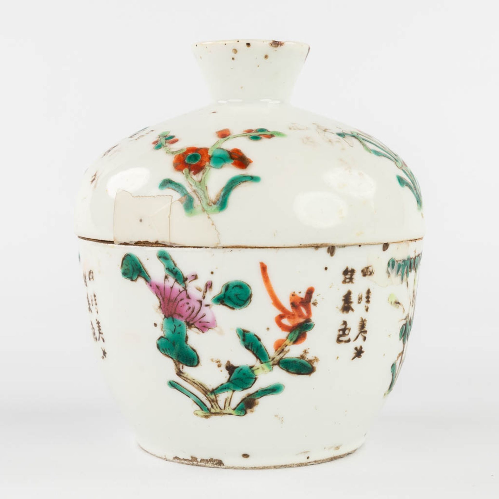 A Chinese bowl and small pot with a lid. Guangxu and Tongzi mark. 19th/20th C. (L:13,5 x W:16,5 x H: - Image 13 of 24