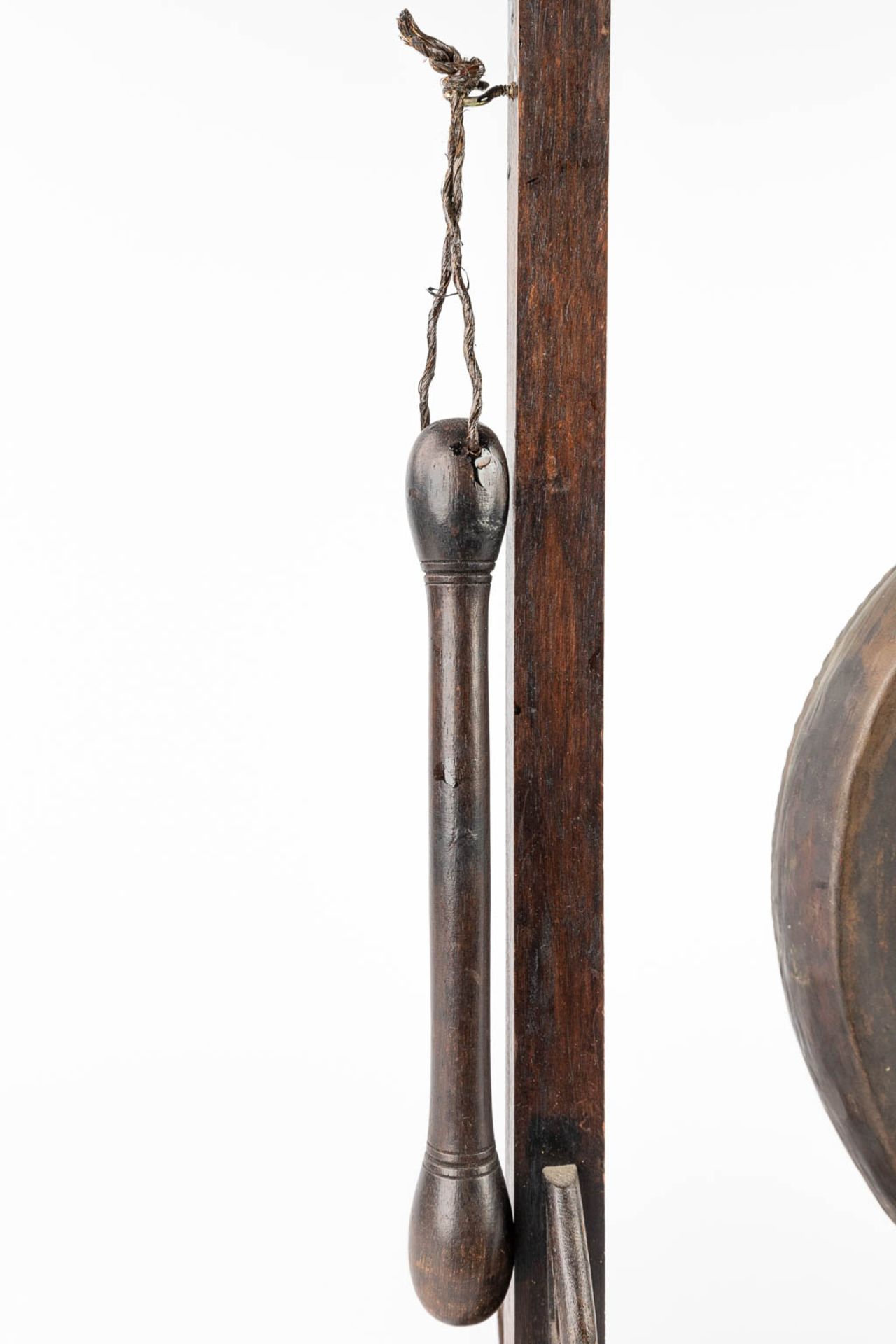 3 bells and a gong, Oriental. 19th/20th C. (L:13 x W:47 x H:55 cm) - Image 5 of 28