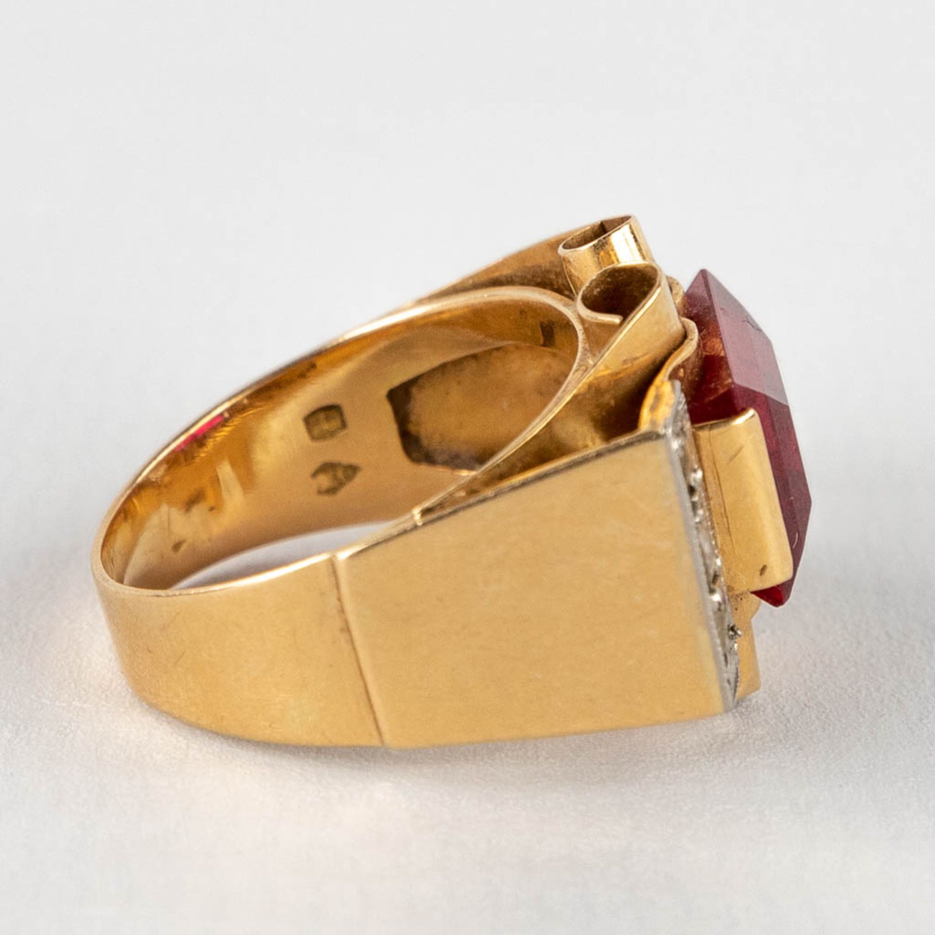 A yellow gold ring with cut red stone/glass and 6 diamonds. Ring size 55. 6,58g. - Image 7 of 11