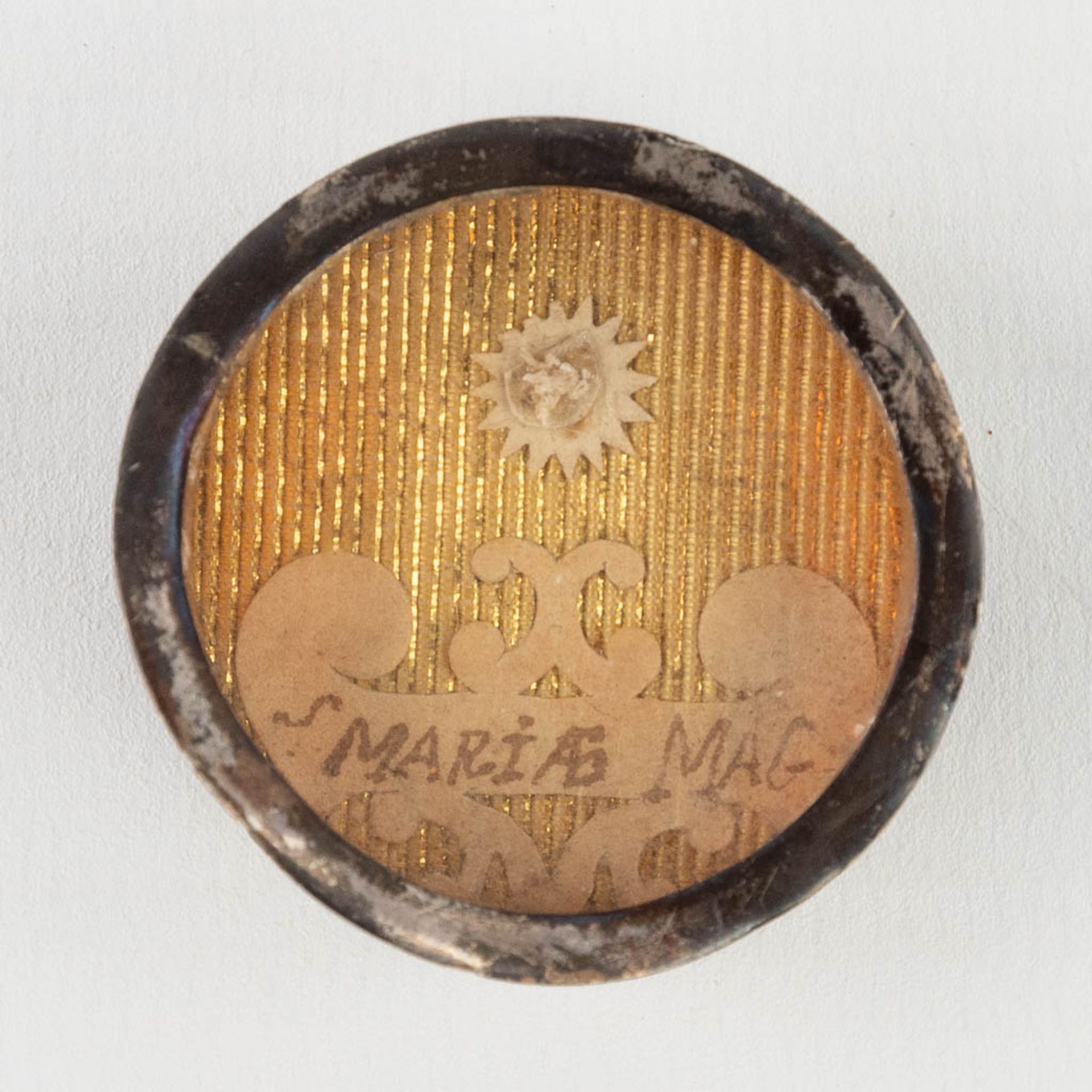 A sealed Theca with relic: Ex ossibus Sancti Maria Magdalena Paenitentis Nobis (H:1,4 x D:3,68 cm) - Bild 5 aus 6