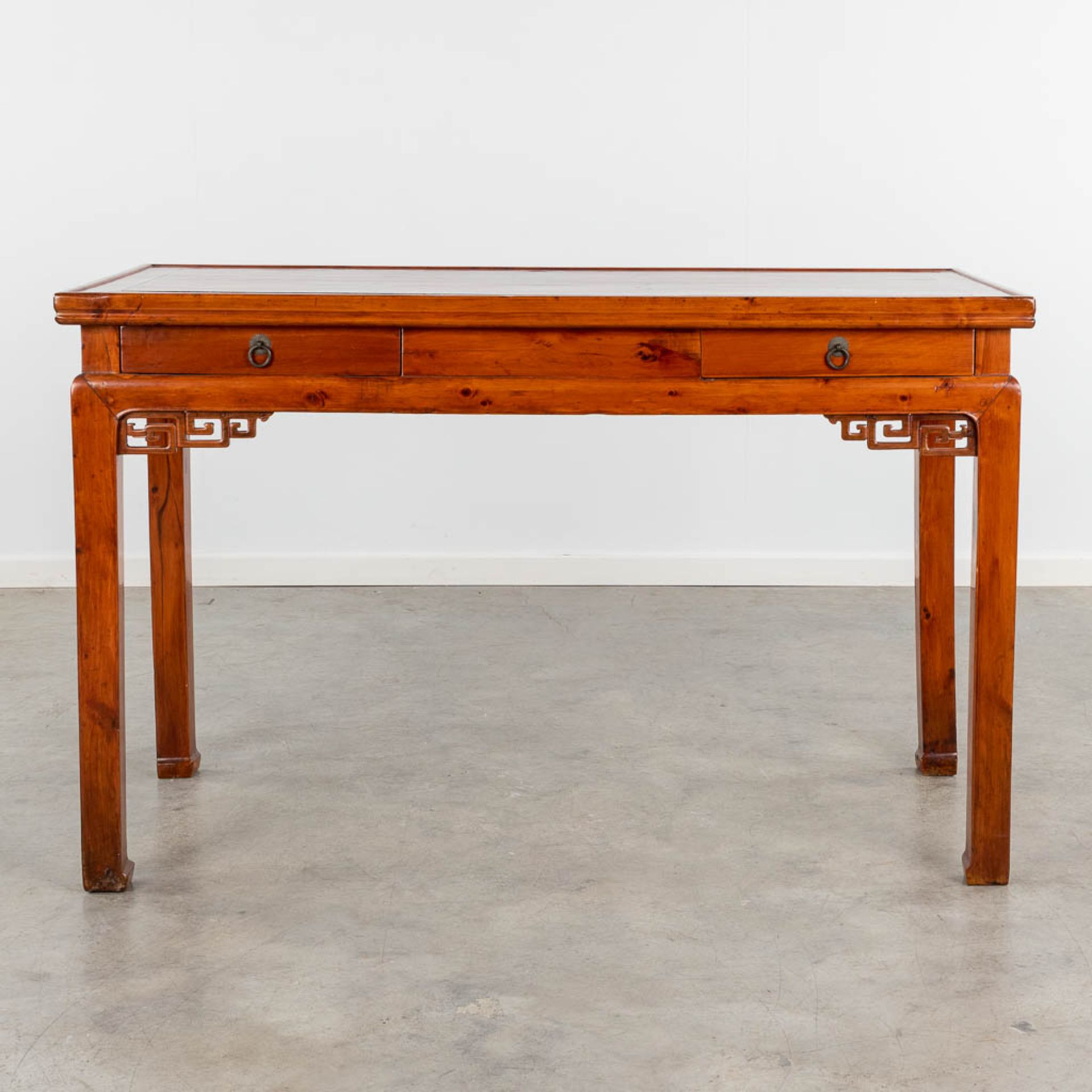 An antique Chinese side table, hardwood. (L:60 x W:130 x H:82 cm) - Bild 3 aus 15