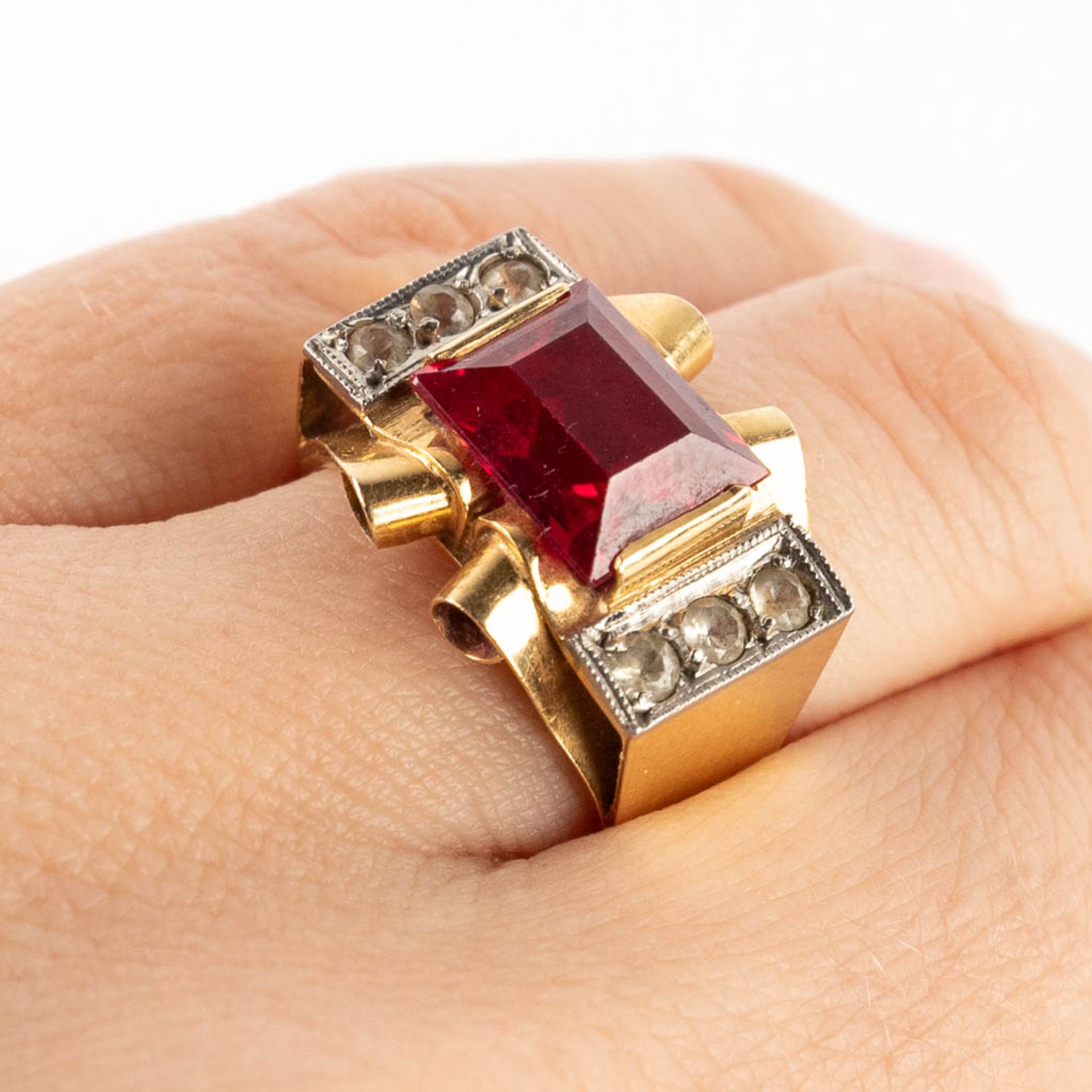 A yellow gold ring with cut red stone/glass and 6 diamonds. Ring size 55. 6,58g. - Image 9 of 11