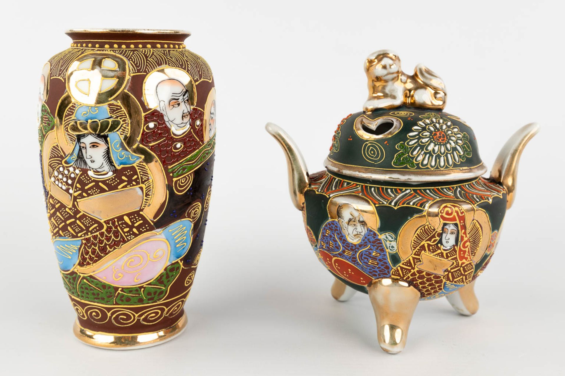 A pair of vases, a vase and jar with lid, Satsuma faience, Japan. 20th C. (H:31 x D:19 cm) - Image 12 of 19