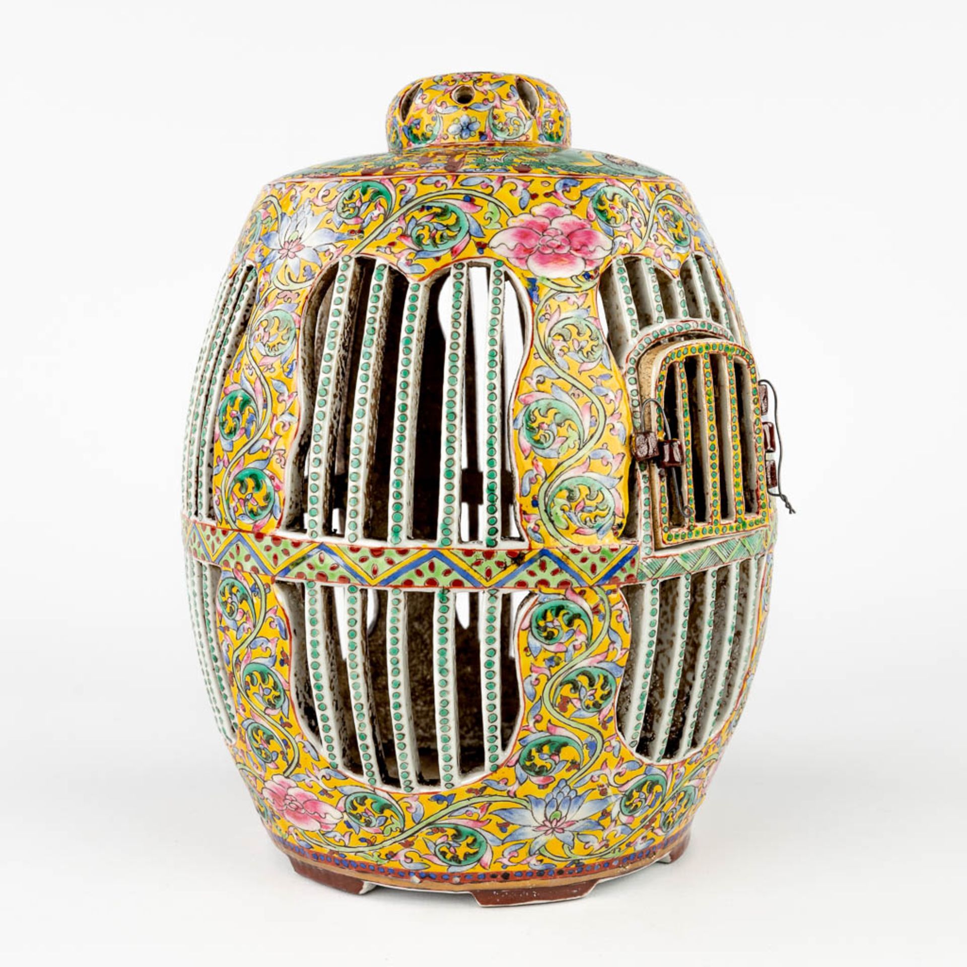 A Chinese porcelain 'Bird Cage', Famille Rose, Qianlong Mark. 20th C. (H:25 x D:19 cm) - Image 4 of 12