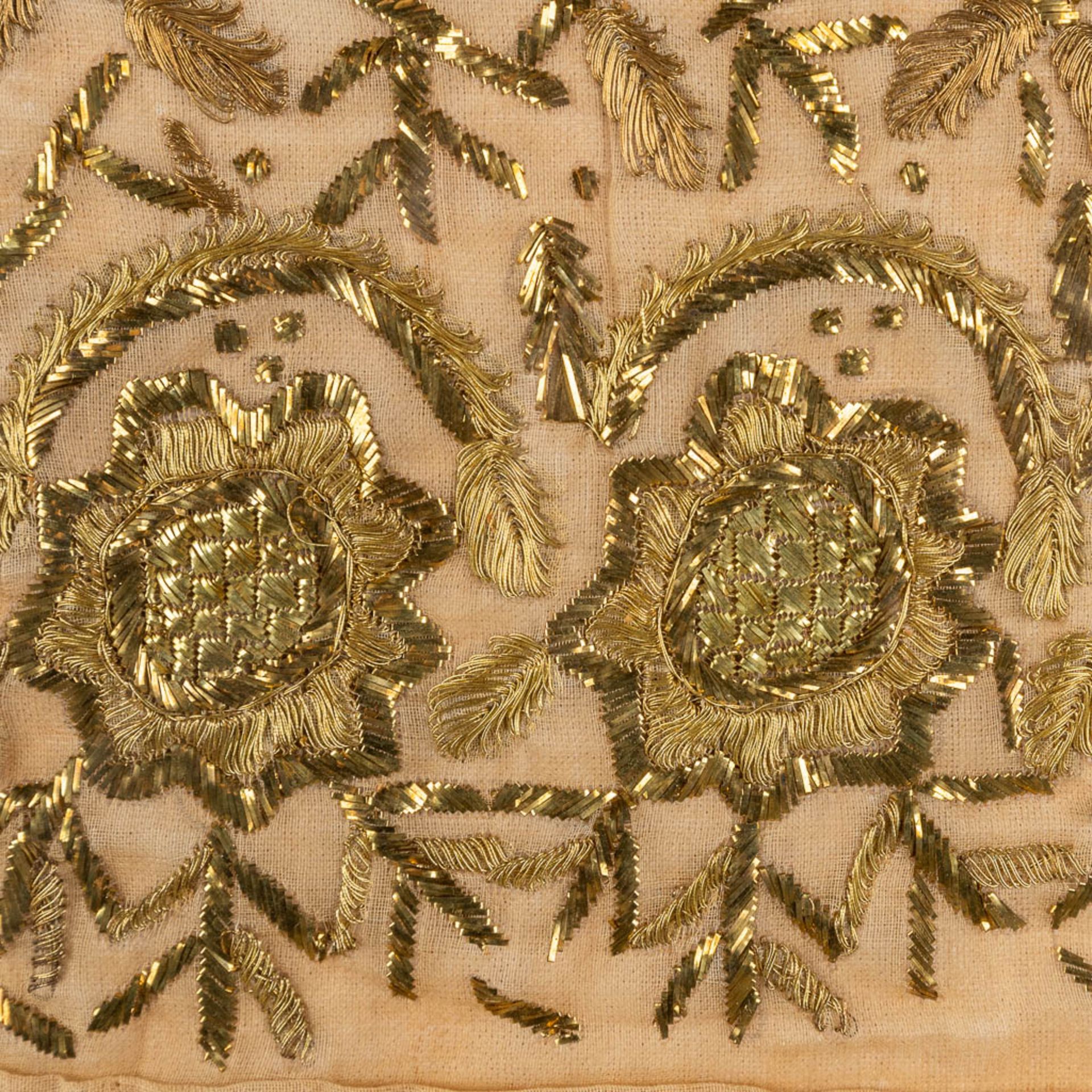 A small frame with gold-thread embroideries. (W:23 x H:37 cm) - Image 4 of 6