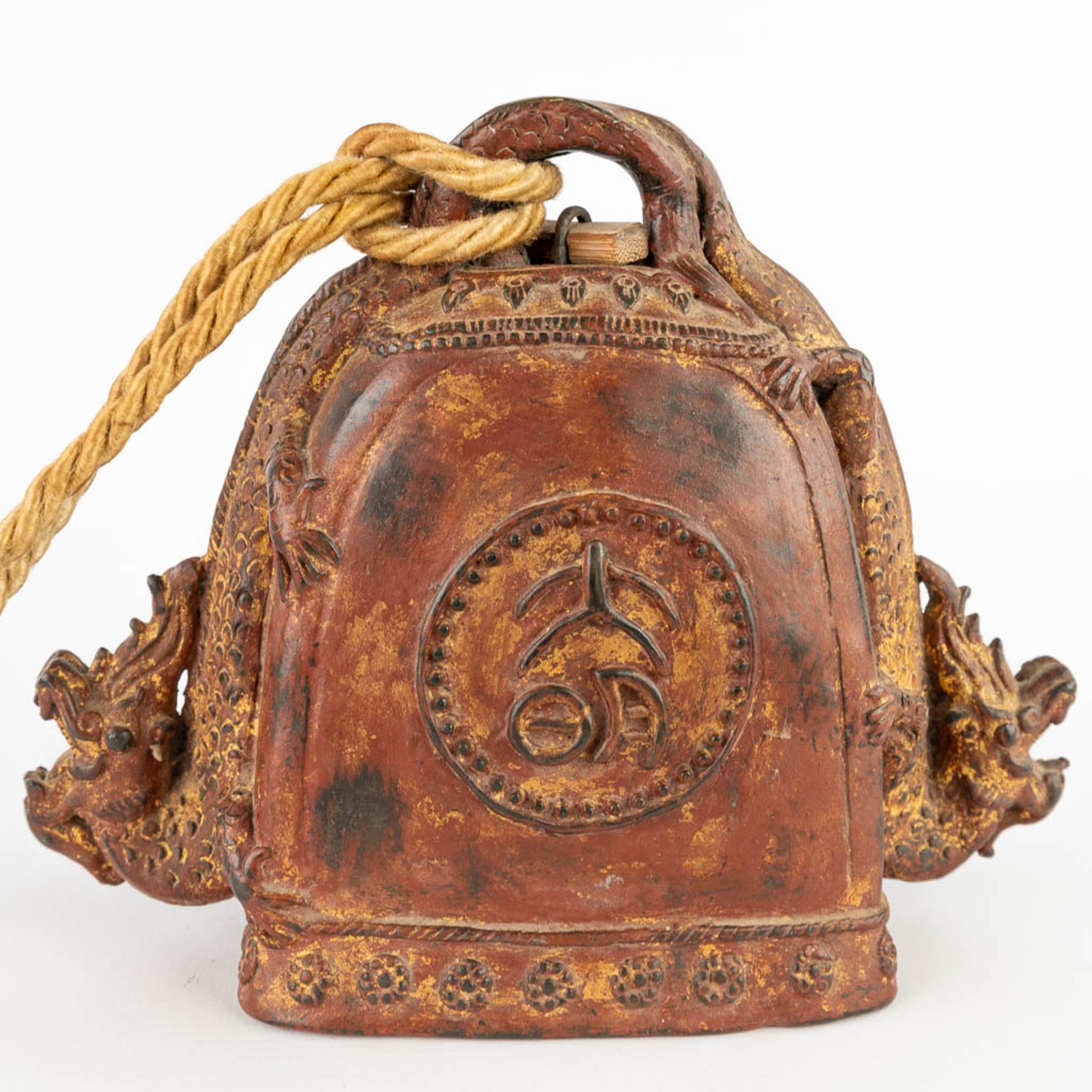 3 bells and a gong, Oriental. 19th/20th C. (L:13 x W:47 x H:55 cm) - Image 26 of 28