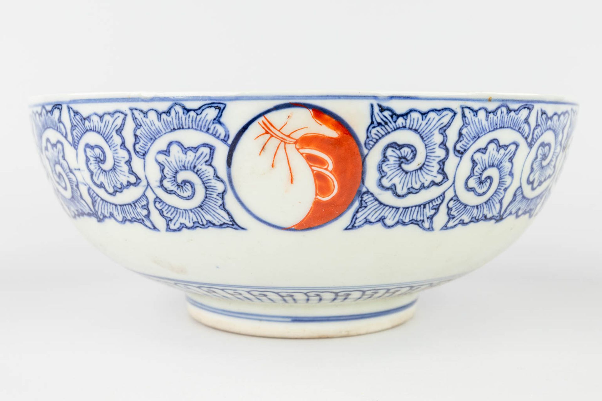 Eight pieces of Japanese Imari porcelain. 19th/20th C. (H:6,5 x D:47 cm) - Image 14 of 15