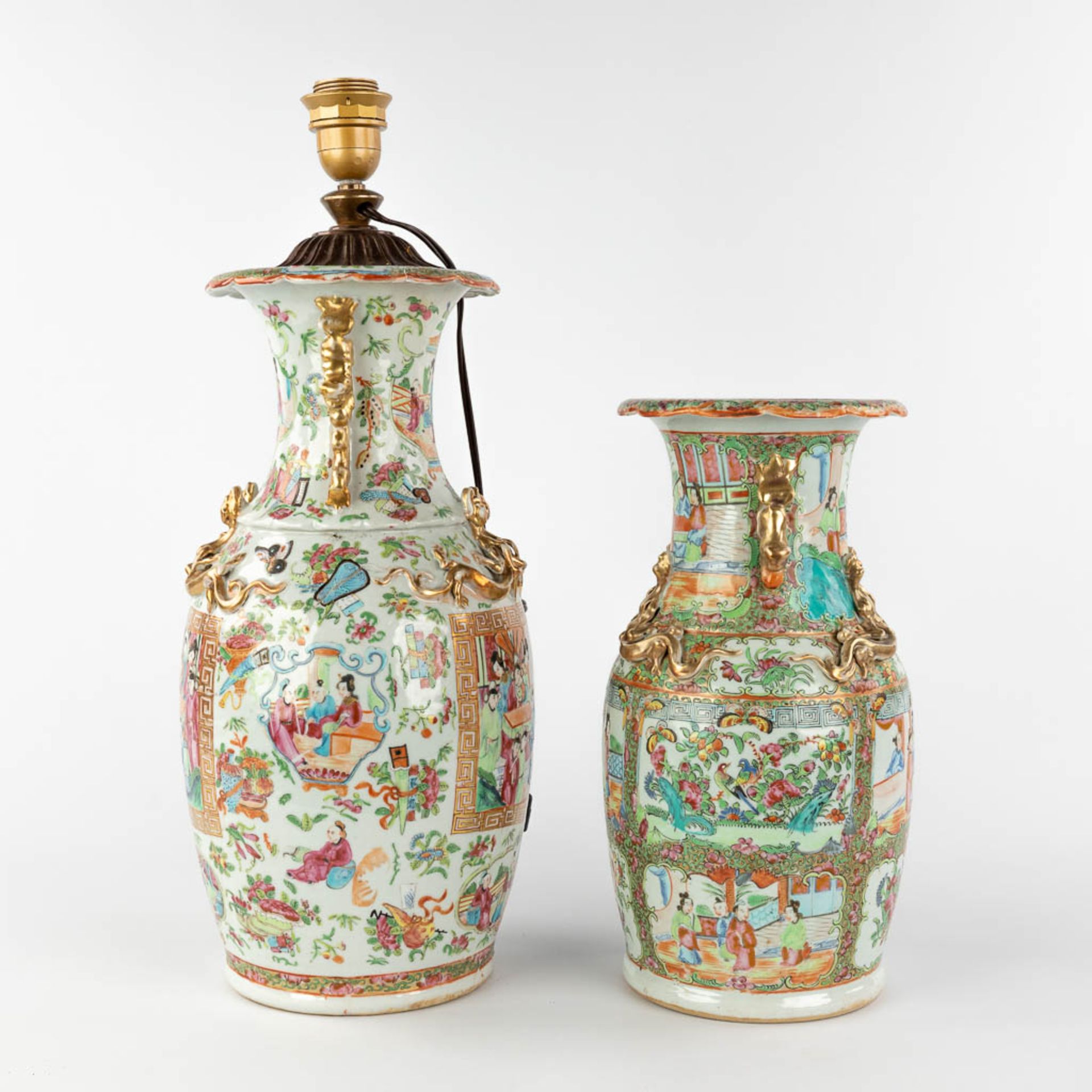 Two Chinese Canton vases. 19th/20th C. (H:44 cm) - Image 5 of 19