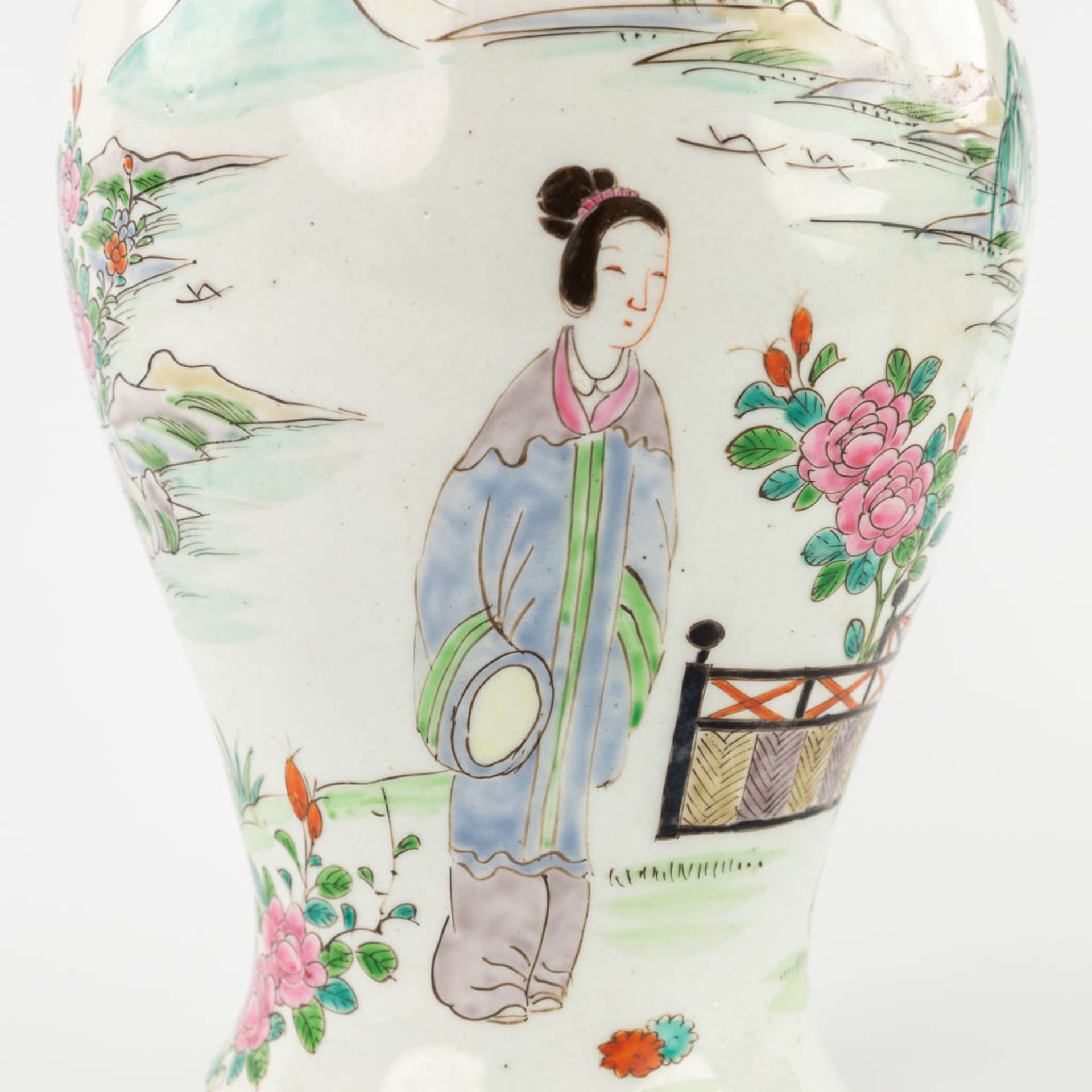 A Japanese baluster vase with lid, decorated with ladies and landscapes. (H:35 x D:18 cm) - Image 13 of 14