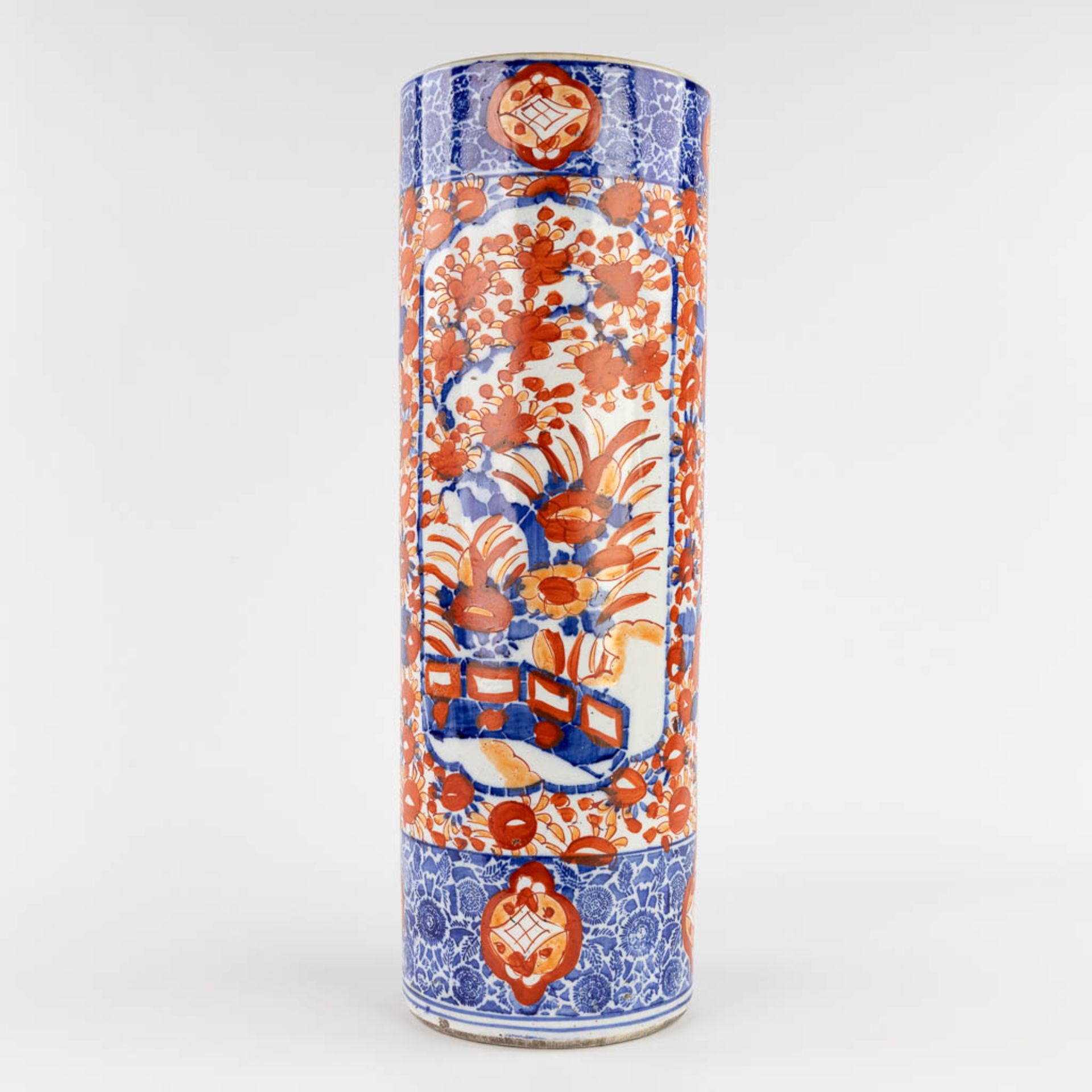 Three pieces of Japanese Imari porcelain, an umbrella stand and a pair of vases. 19th/20th C. (H:60 - Image 14 of 20