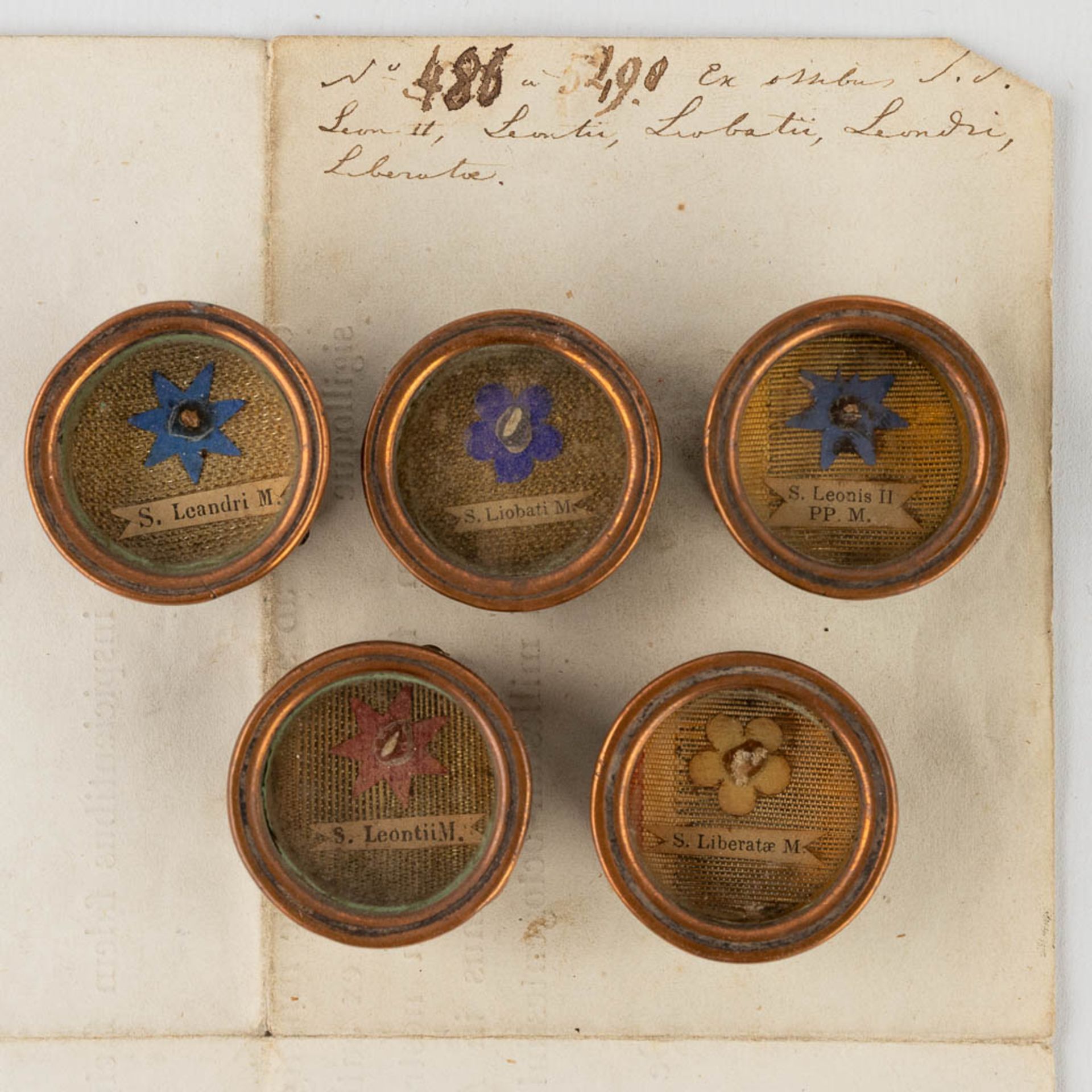 5 sealed Thecas with relics: Particulam ex ossibus S. Liberartea M. , S. Liobati M, S. Leonis 2, S. - Image 3 of 6