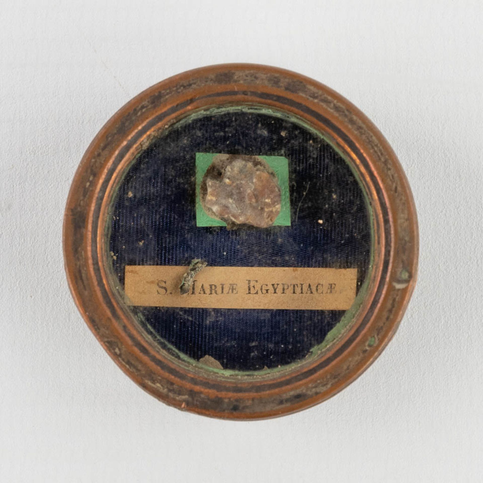 A sealed Theca with relic: Particulam ex ossibus Sancta Maria Egyptiacae (H:1,32 x D:3,95 cm) - Bild 5 aus 6
