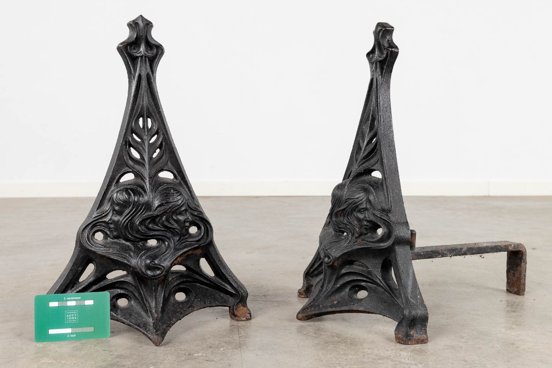 A pair of fireplace andirons, cast iron in art nouveau. Circa 1900. (L:40 x W:27 x H:40 cm) - Bild 2 aus 12