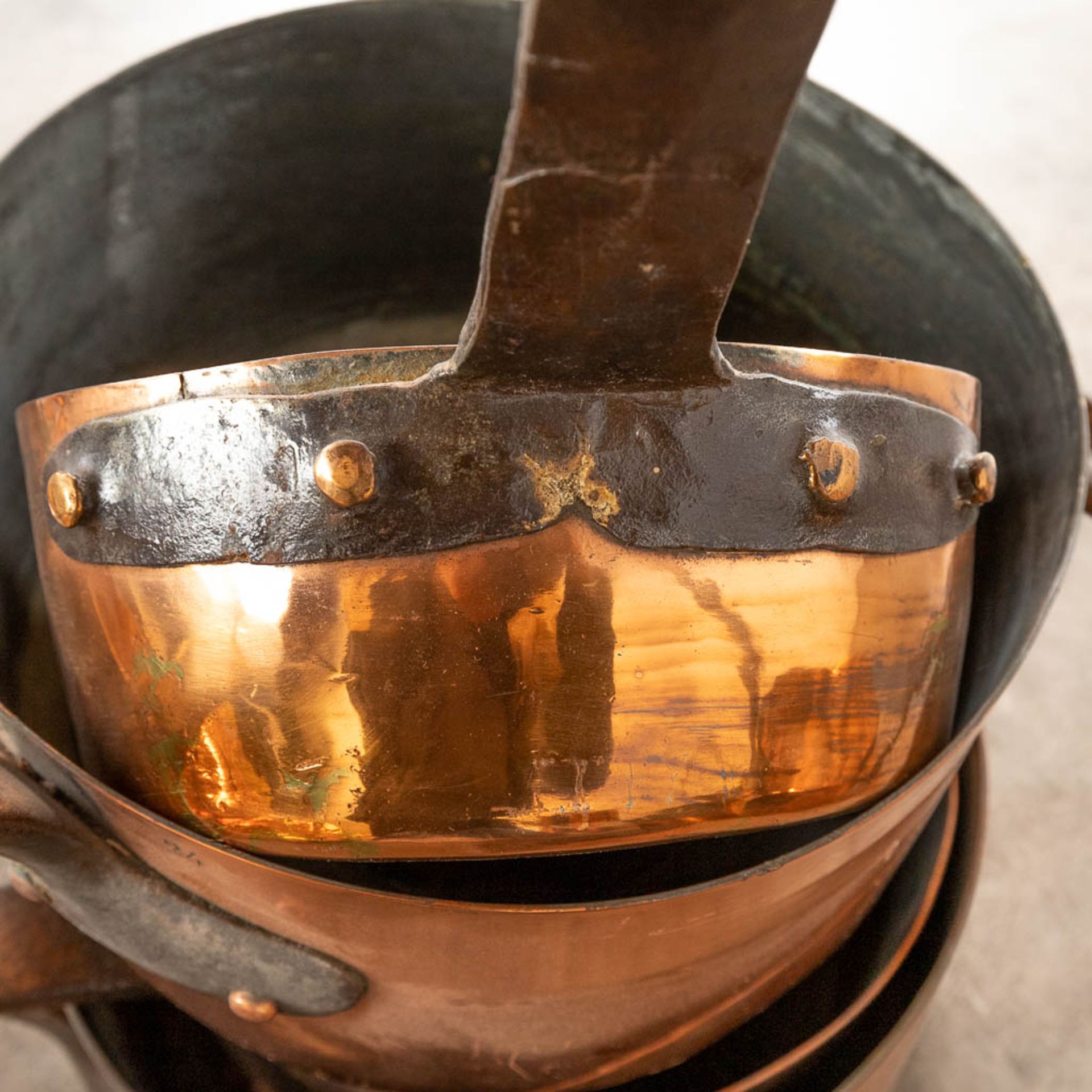 A collection of copper accessories and kitchen utensils. (W:47 x H:40 x D:35 cm) - Image 10 of 11