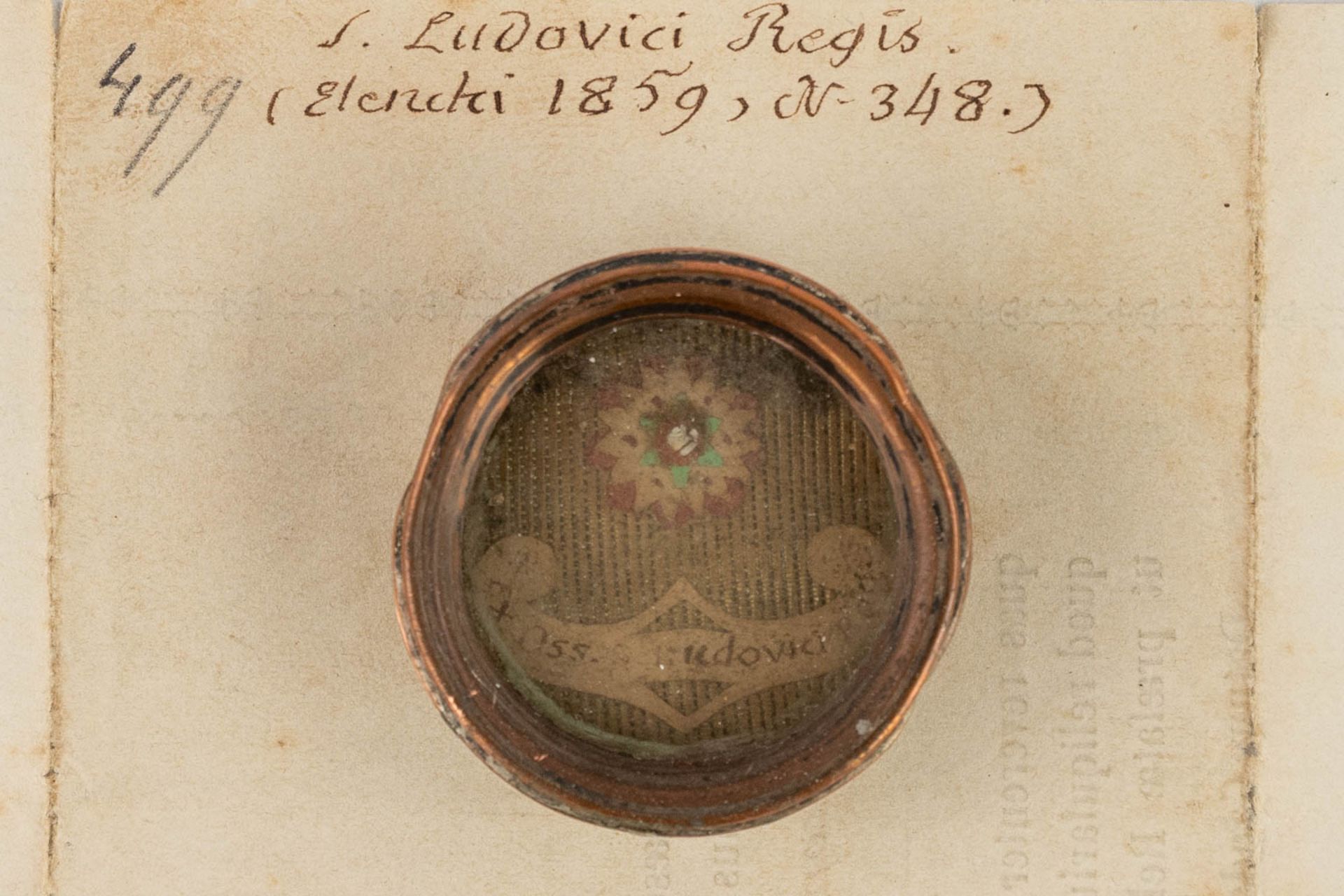 A sealed Theca with relic: Ex Ossibus Sancti Ludovici Regi (H:1,25 x D:3,6 cm) - Image 3 of 6