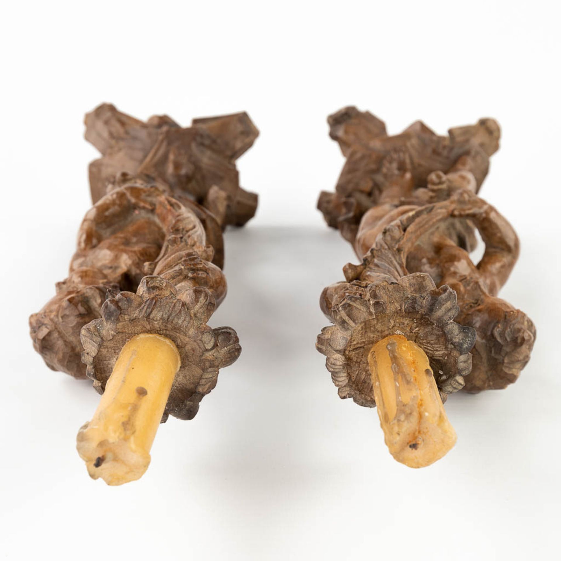 A pair of wood-sculptured candle holders, with putti. 19th C. (L:9 x W:12 x H:34 cm) - Image 12 of 12