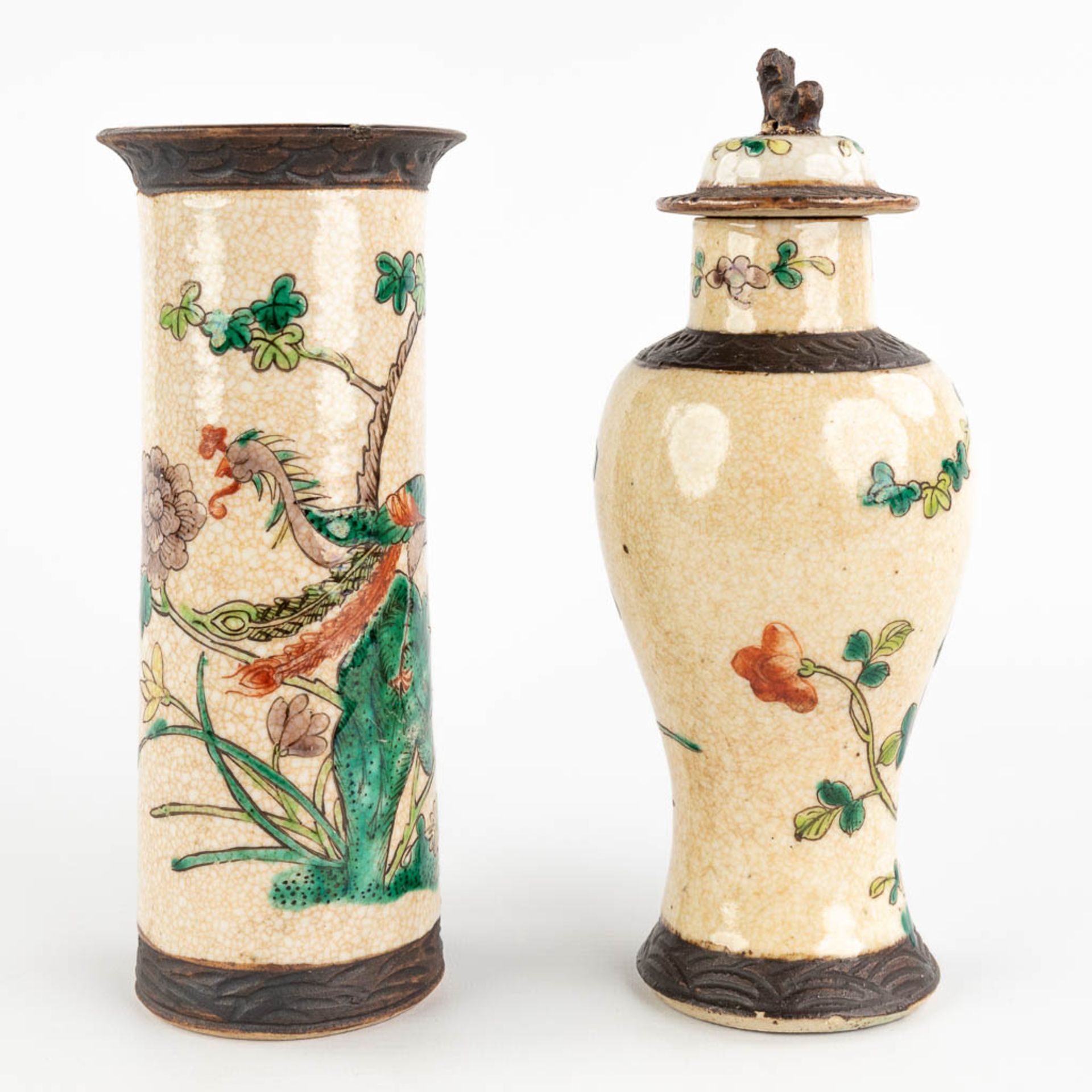 Five pieces of Chinese porcelain and stoneware, Prunus, Famille Verte, and Nanking. 20th C. (H:28 x - Image 16 of 32