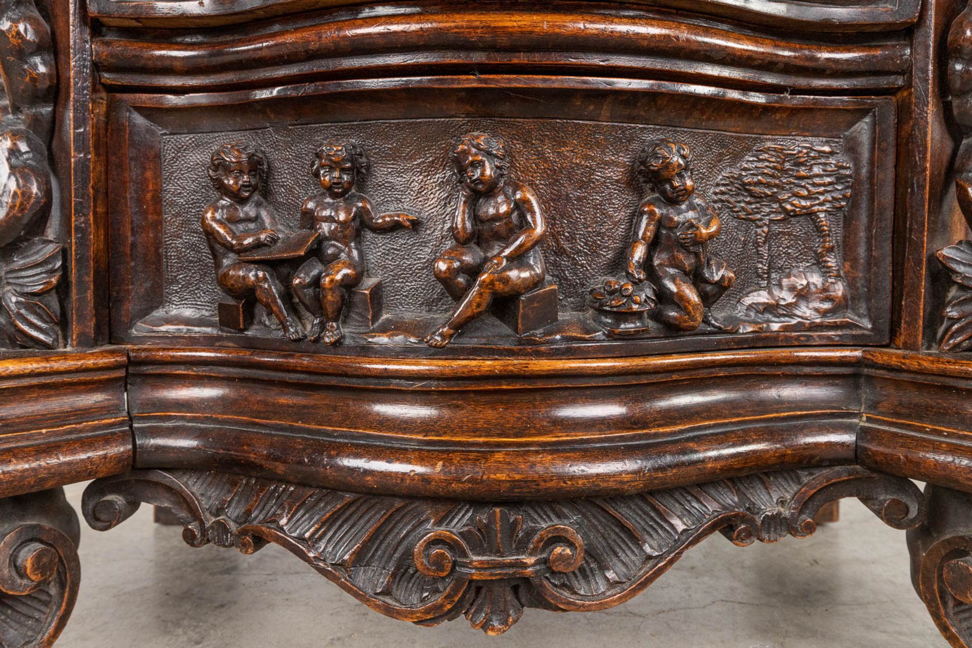 A Rococo-inspired commode, richly sculptured with mythological figurines, putti and ladies. Circa 19 - Bild 16 aus 20