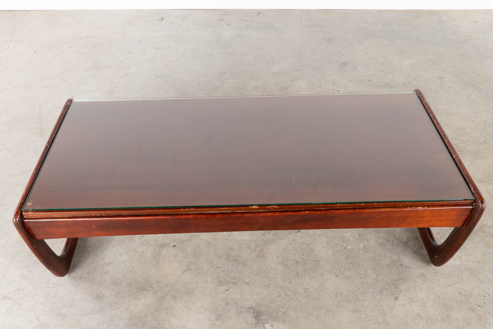 A mid-century coffee table with a glass top, probably teak. (L:30 x W:130 x H:40 cm) - Bild 9 aus 12