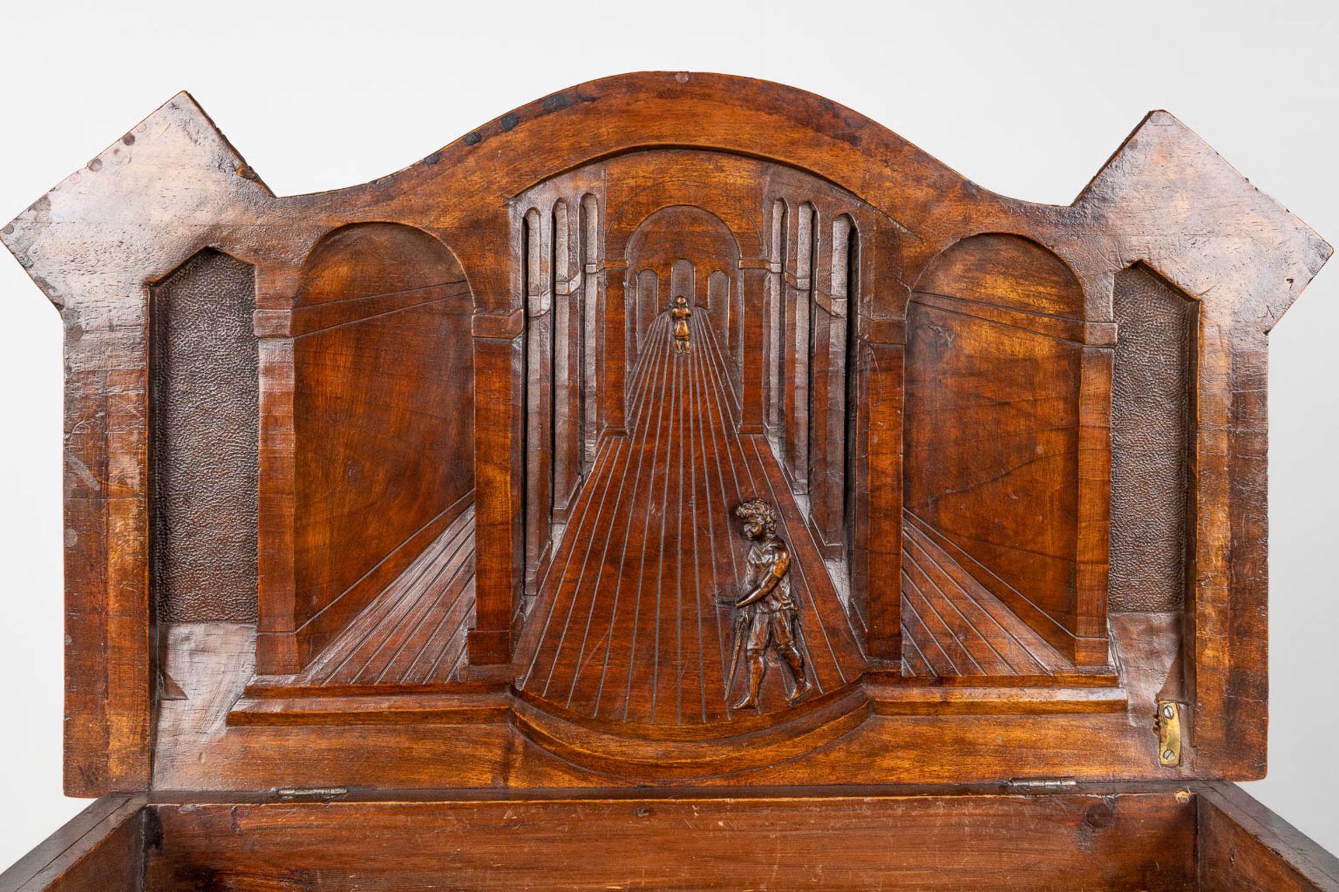 A Rococo-inspired commode, richly sculptured with mythological figurines, putti and ladies. Circa 19 - Bild 17 aus 20