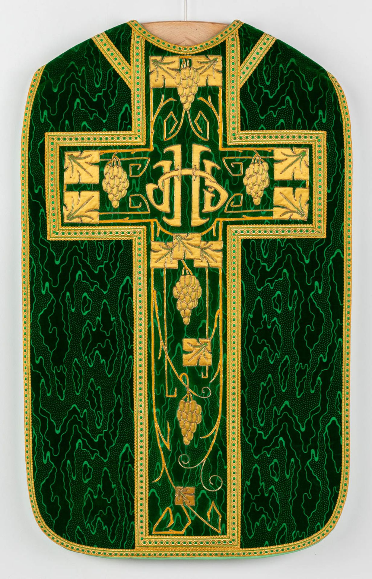 A set of 6 Roman Chasubles, maniple, Stola and Chalice veils - Image 8 of 37