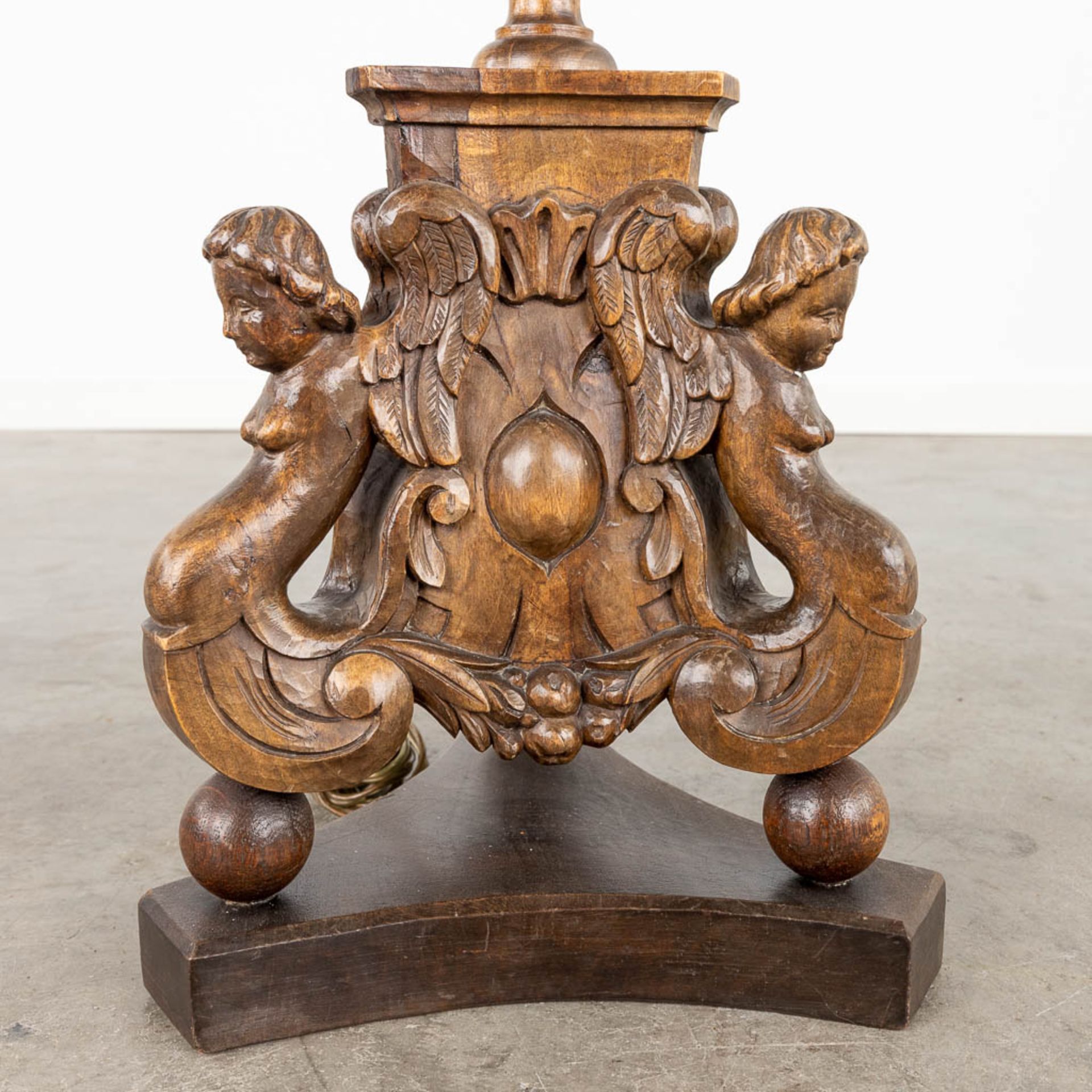 A wood-sculptured lamp base or candle holder, decorated with angels. (H:121 x D:23 cm) - Image 8 of 12