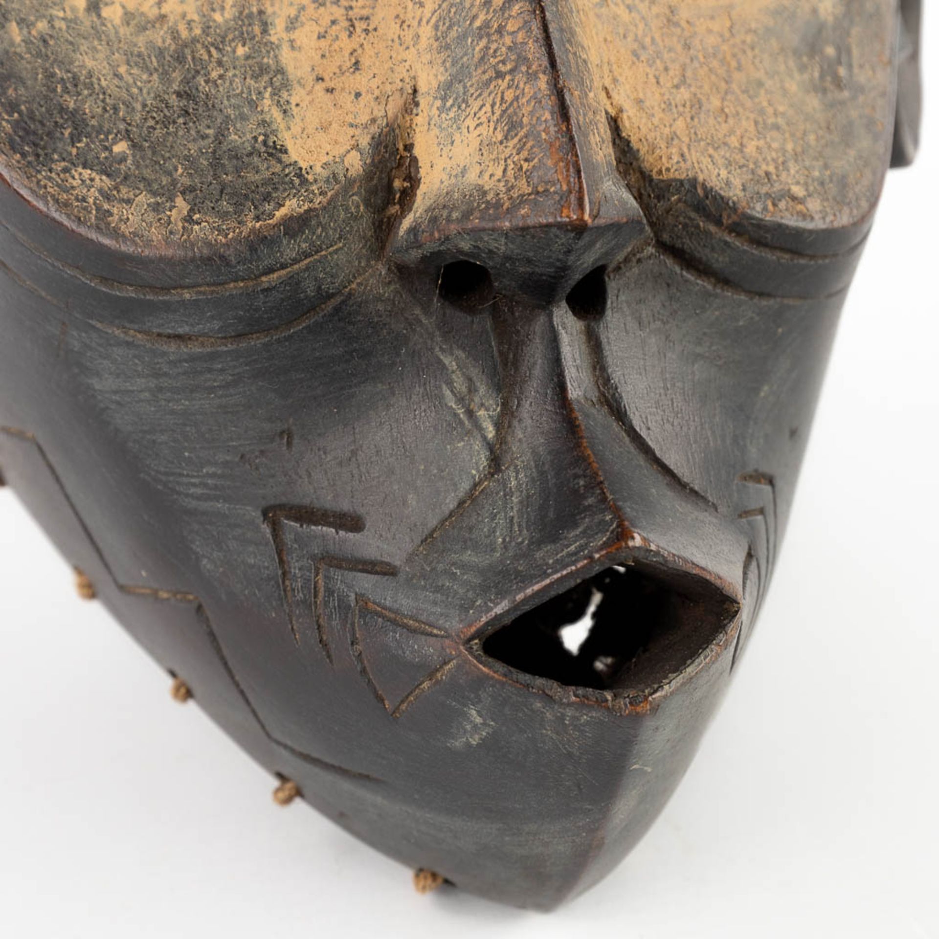 An African mask, Bakongo. 20th C. (L:16 x W:21 x H:30 cm) - Bild 4 aus 9