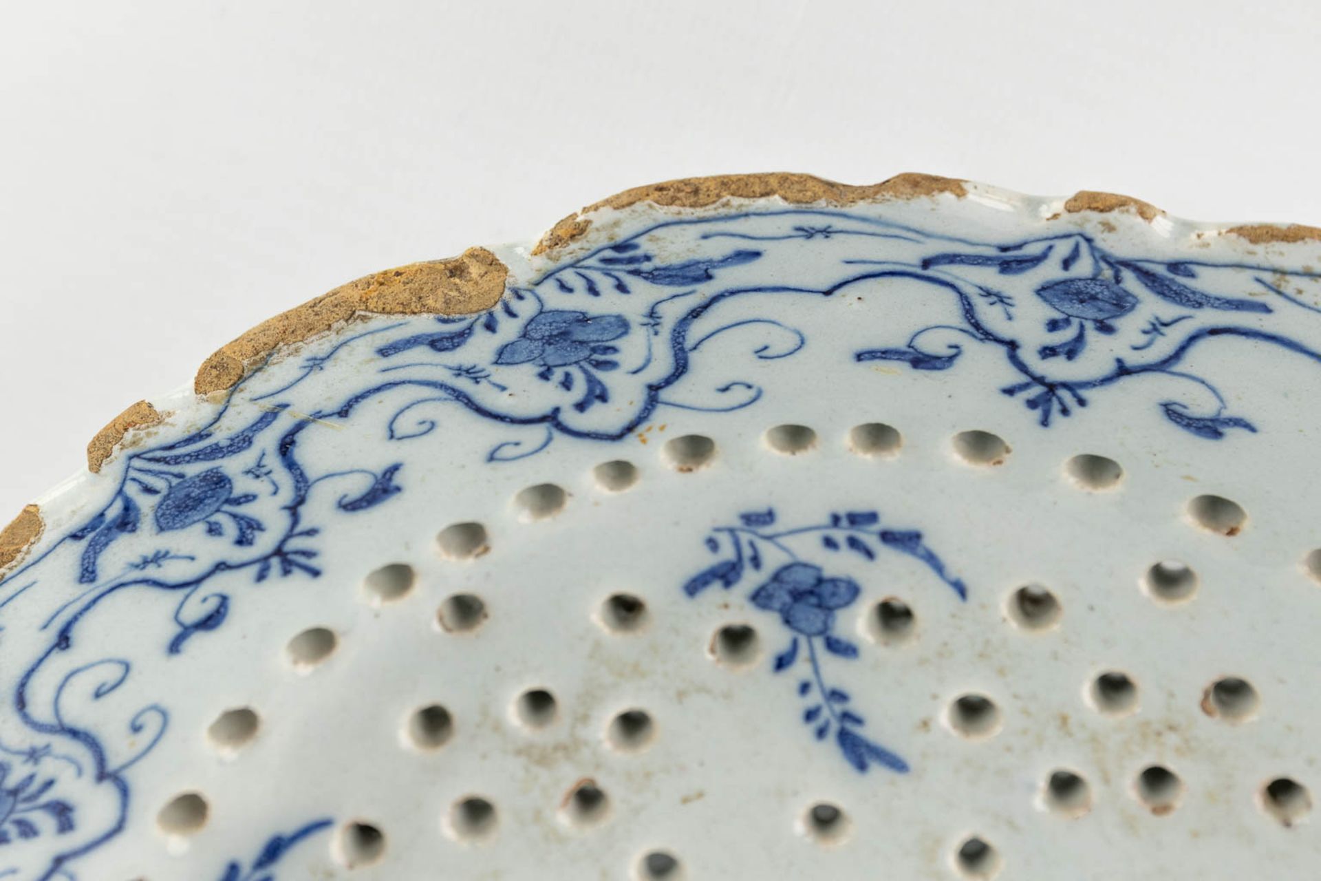 Three pieces of Delfts Faience, two plates with deer and a strainer. 18th C. (D:23 cm) - Image 6 of 18