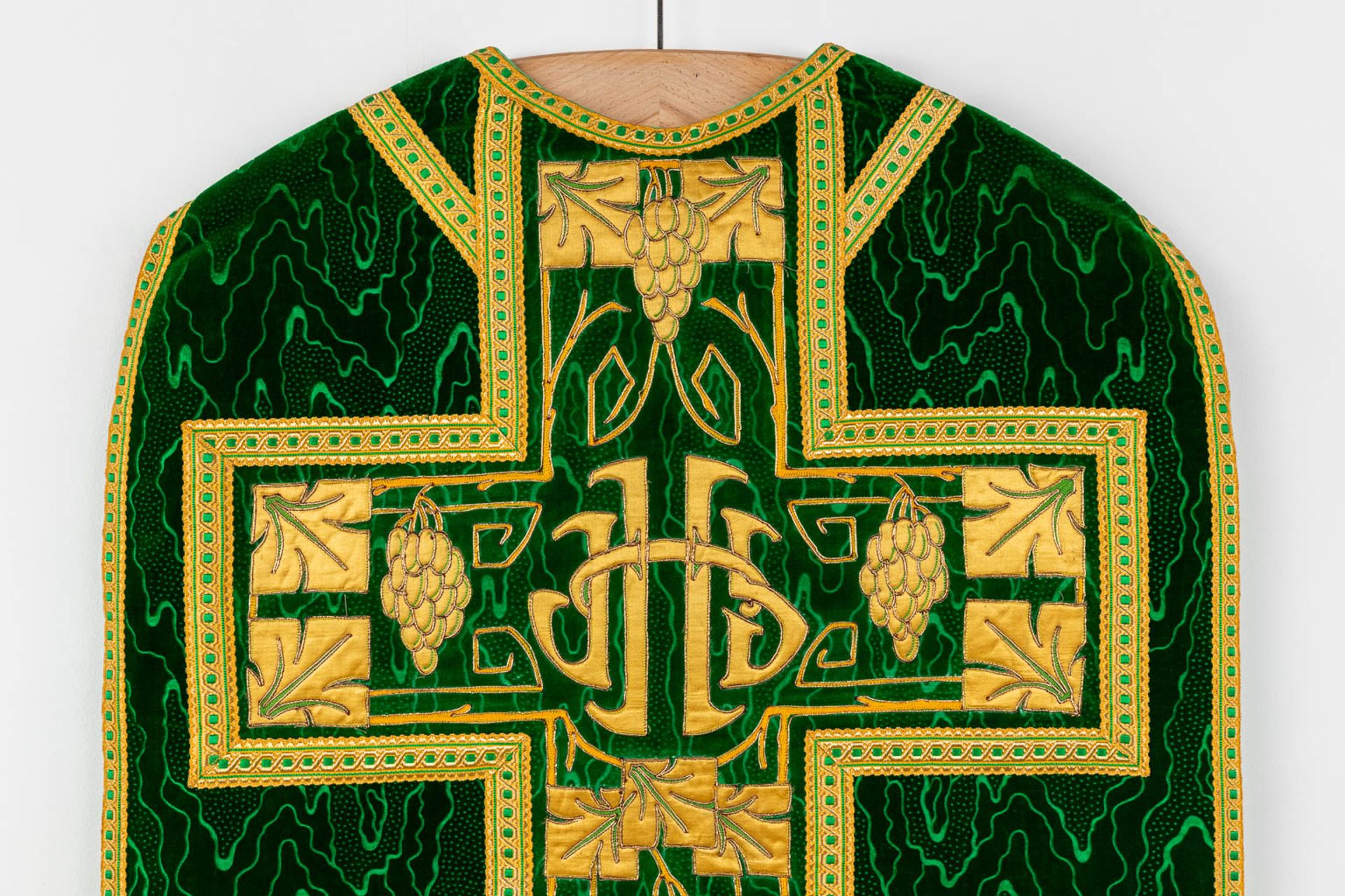 A set of 6 Roman Chasubles, maniple, Stola and Chalice veils - Image 9 of 37