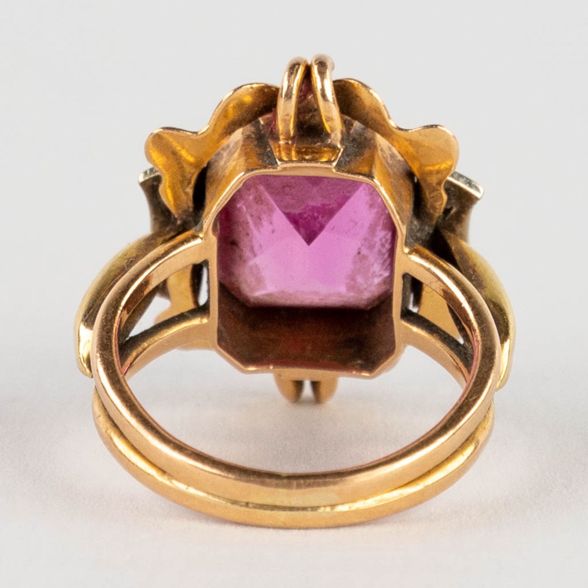 A yellow gold ring with a cut light purple stone/glass. 6,87g. Ring size: 52. - Image 6 of 9
