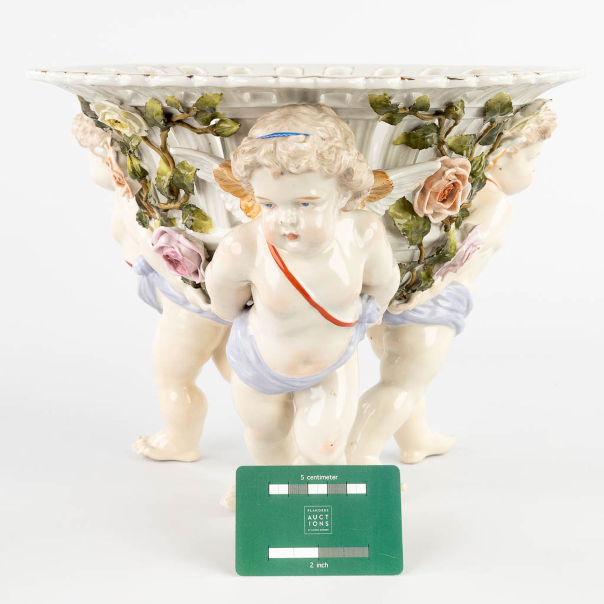 Sitzendorf is a porcelain table centrepiece in the shape of a basket held by putti. 19th C. (H:25 x - Image 2 of 12