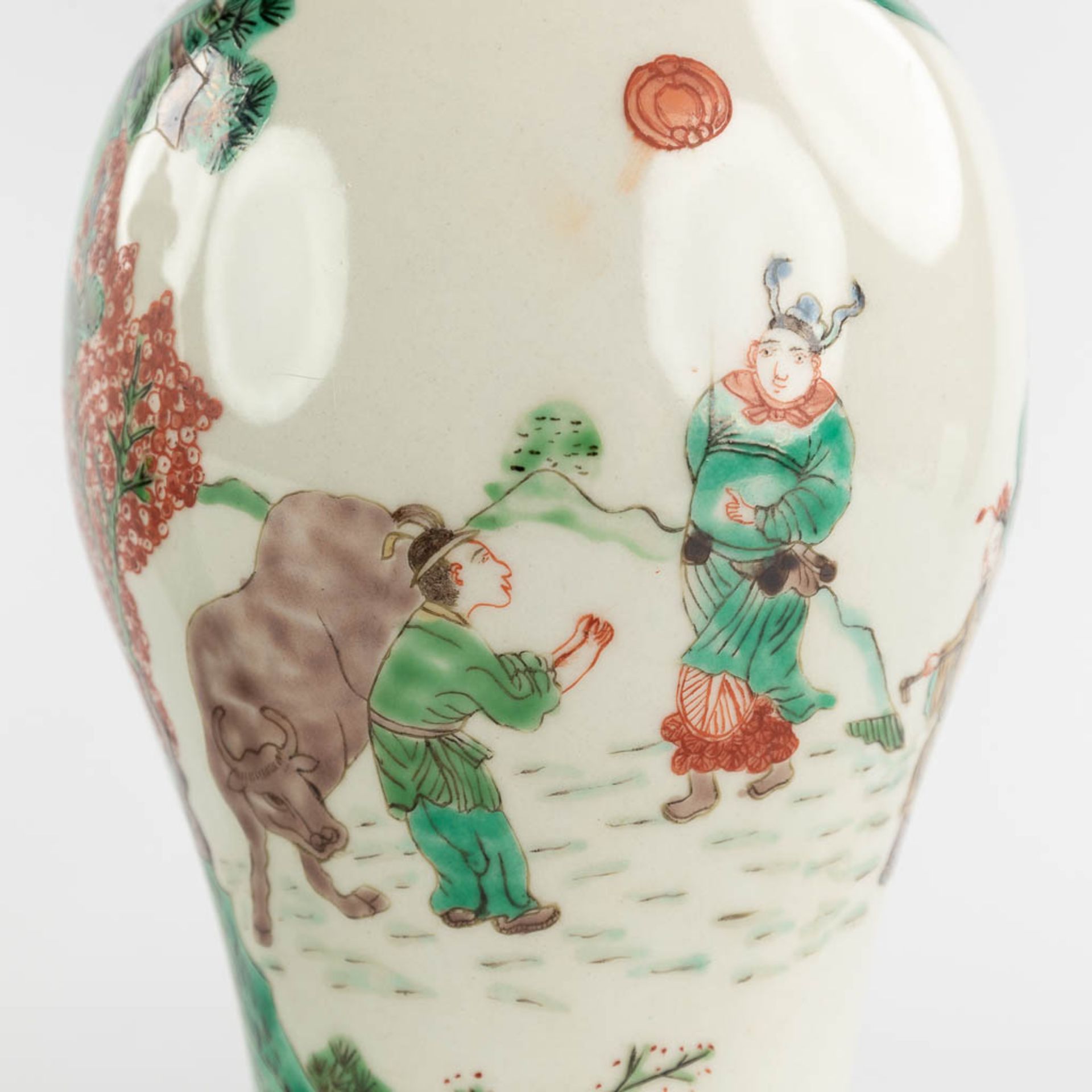 A pair of Chinese Famille Verte with farmers and symbols of happiness. 19th/20th C. (H:29 x D:13 cm) - Image 12 of 14