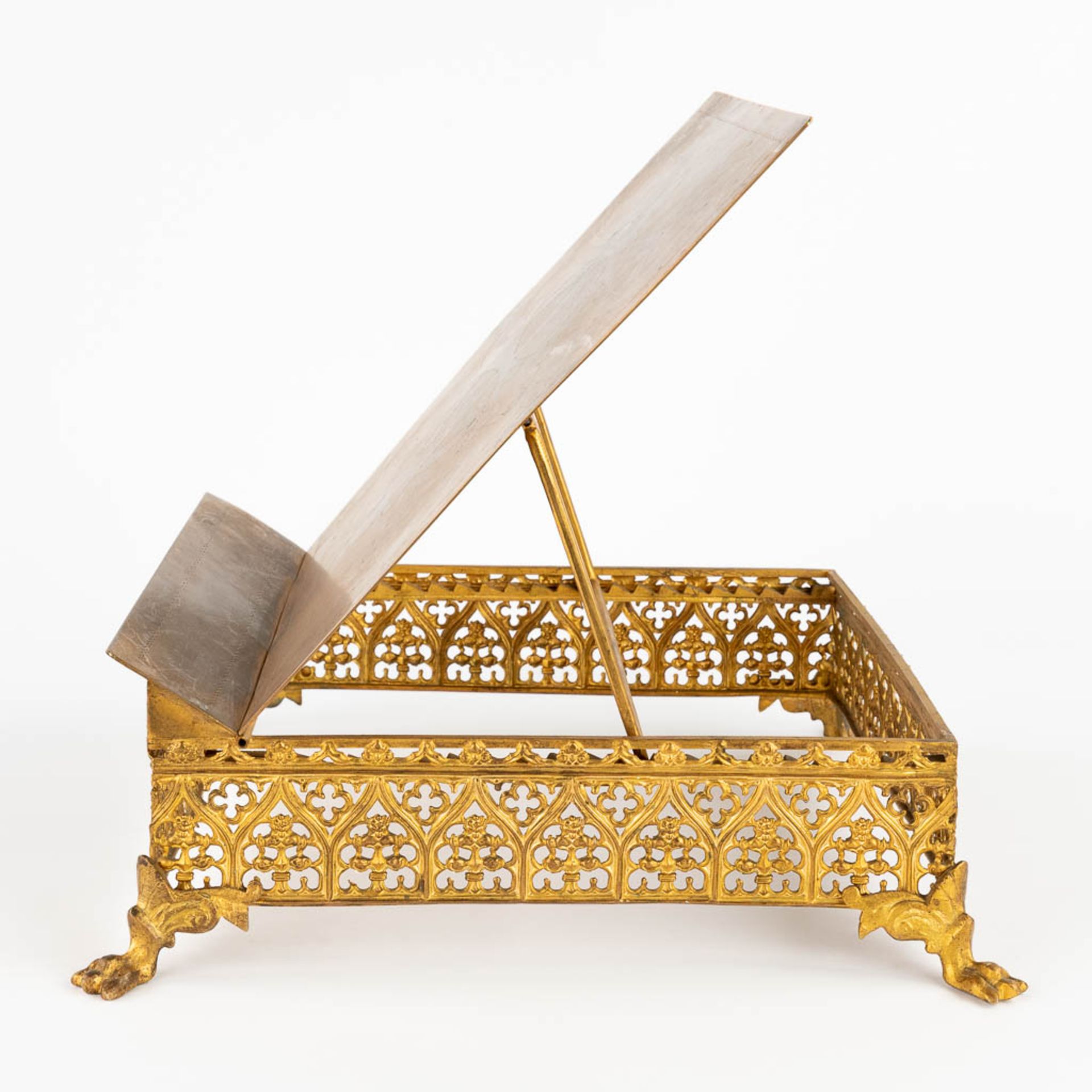 A lectern, brass in Gothic Revival style. Circa 1900. (L:31 x W:31 x H:11 cm) - Image 4 of 11