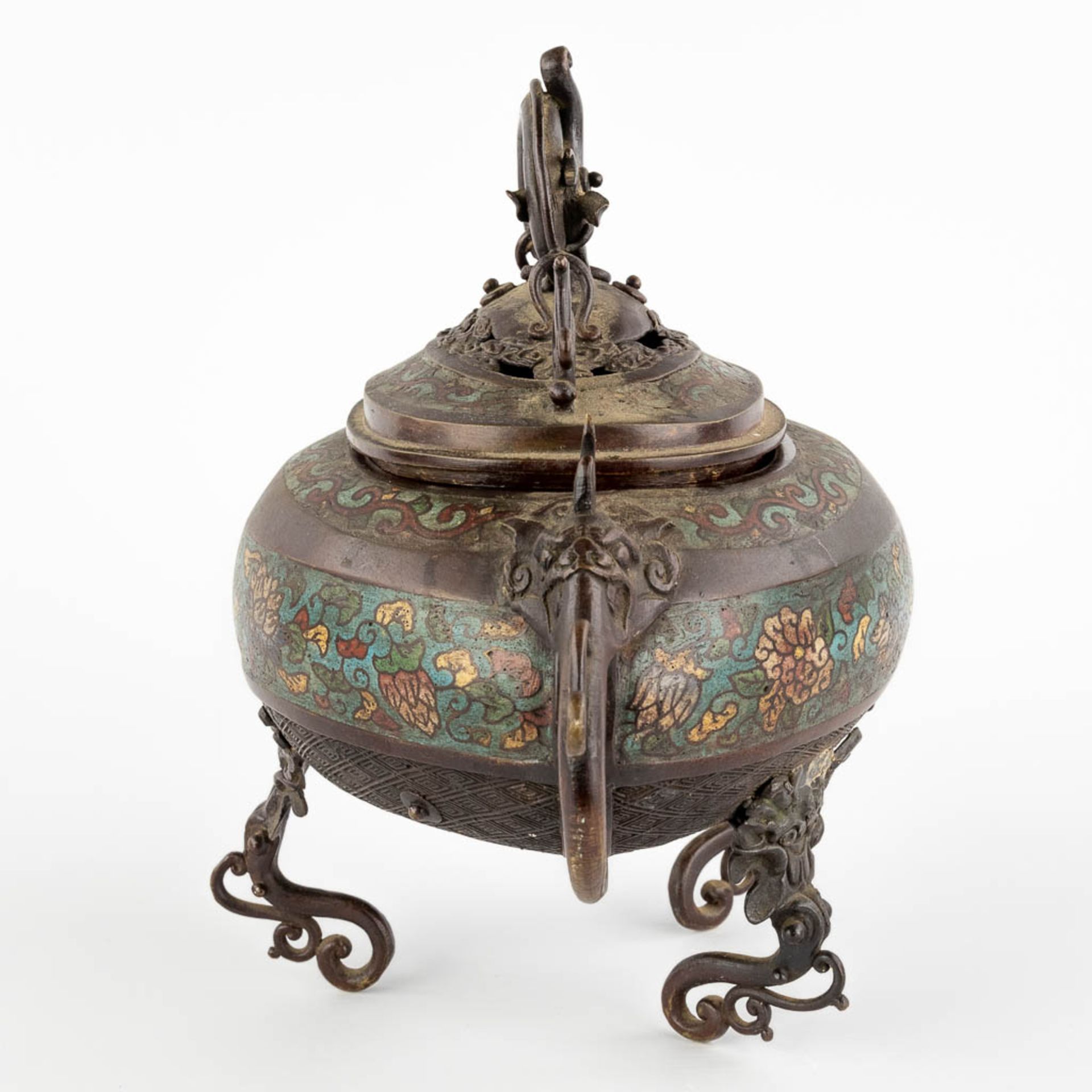 A Japanese incense burner, bronze with champslevé decor. 19th C. (L:19 x W:33 x H:27 cm) - Image 4 of 16