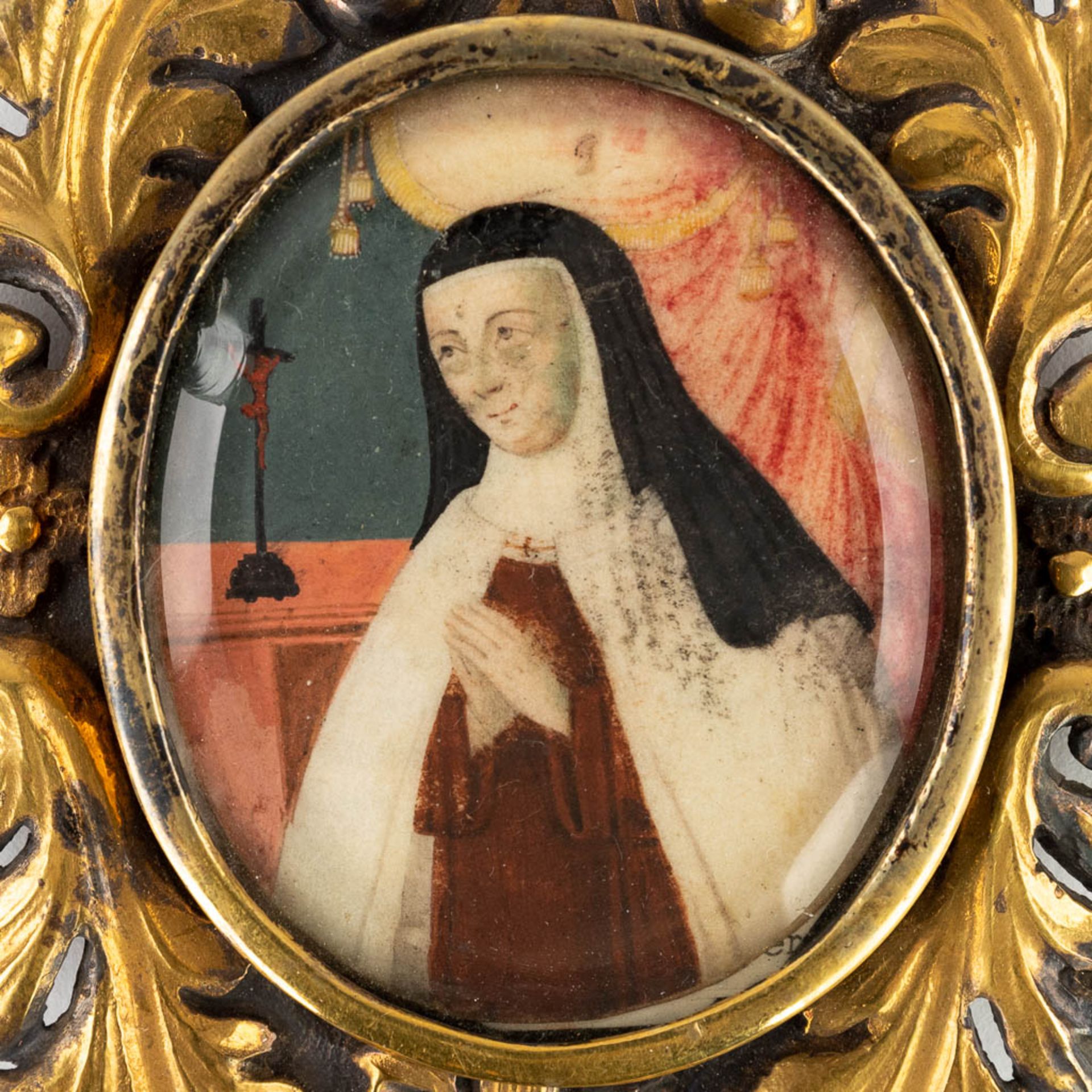 A Theca with a relic, with a miniature painting of Mother Mary on parchment and mounted in a silver - Image 3 of 5