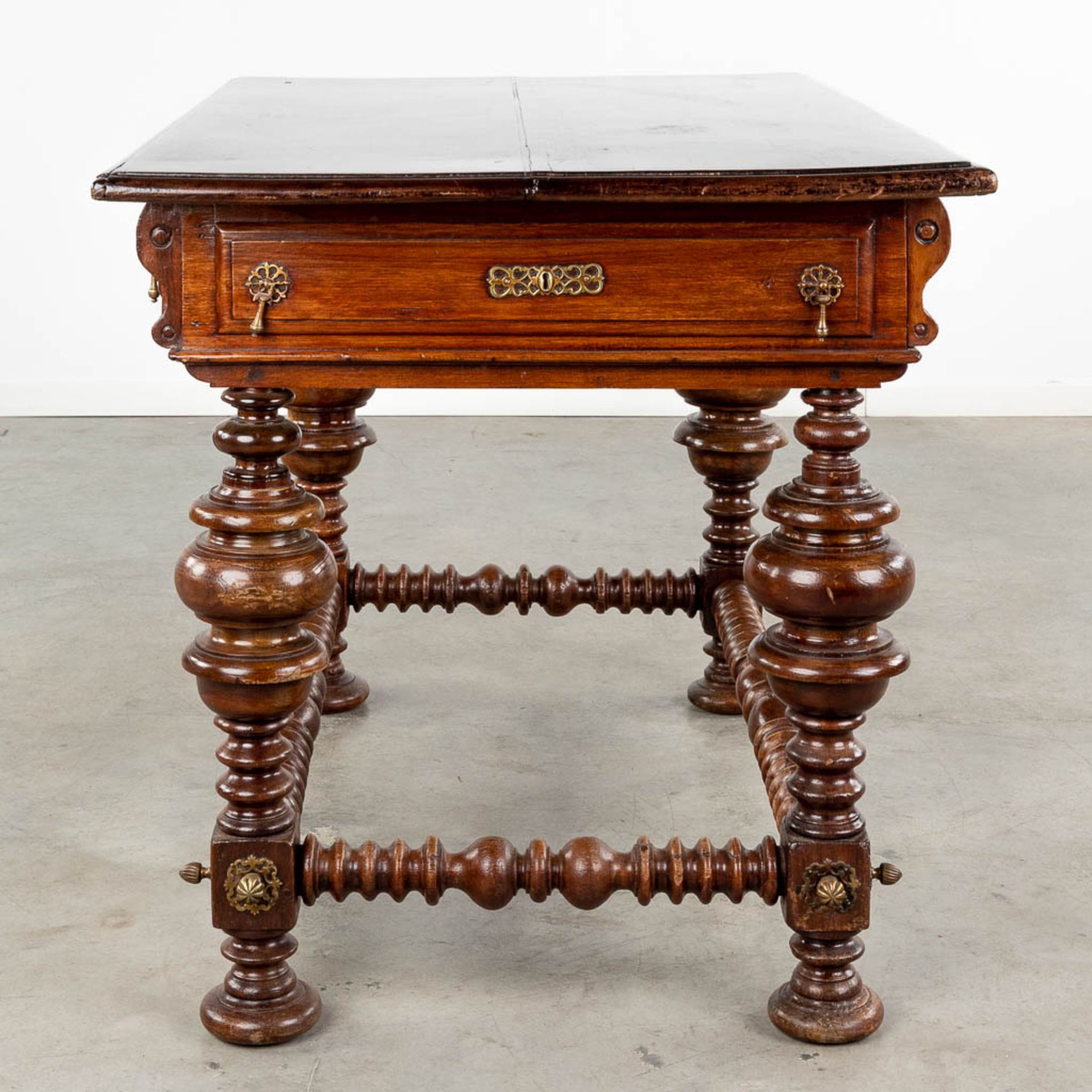 An antique payment table, probably portugal, 18th C. (L:80 x W:125 x H:83 cm) - Bild 7 aus 15