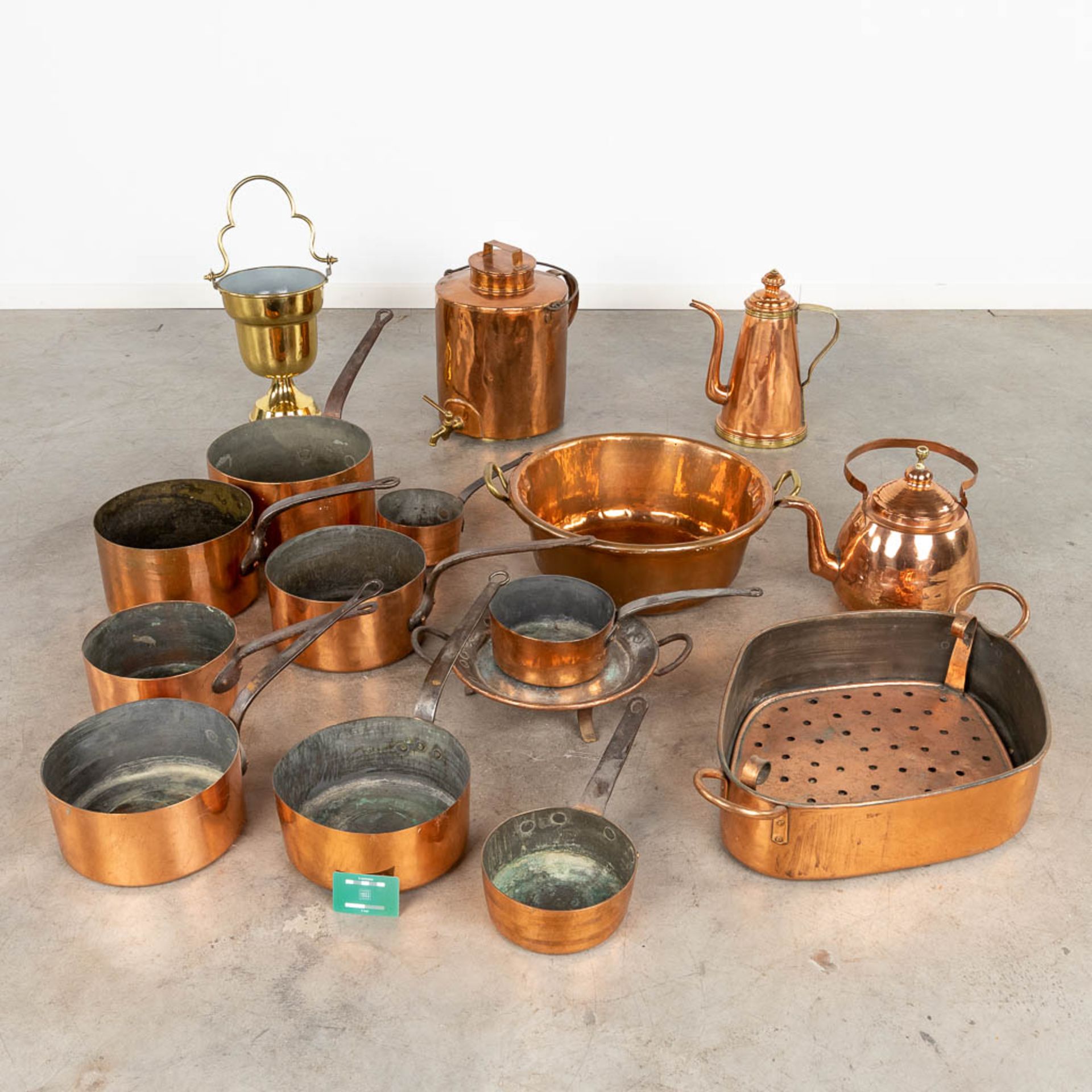 A collection of copper accessories and kitchen utensils. (W:47 x H:40 x D:35 cm) - Image 2 of 11