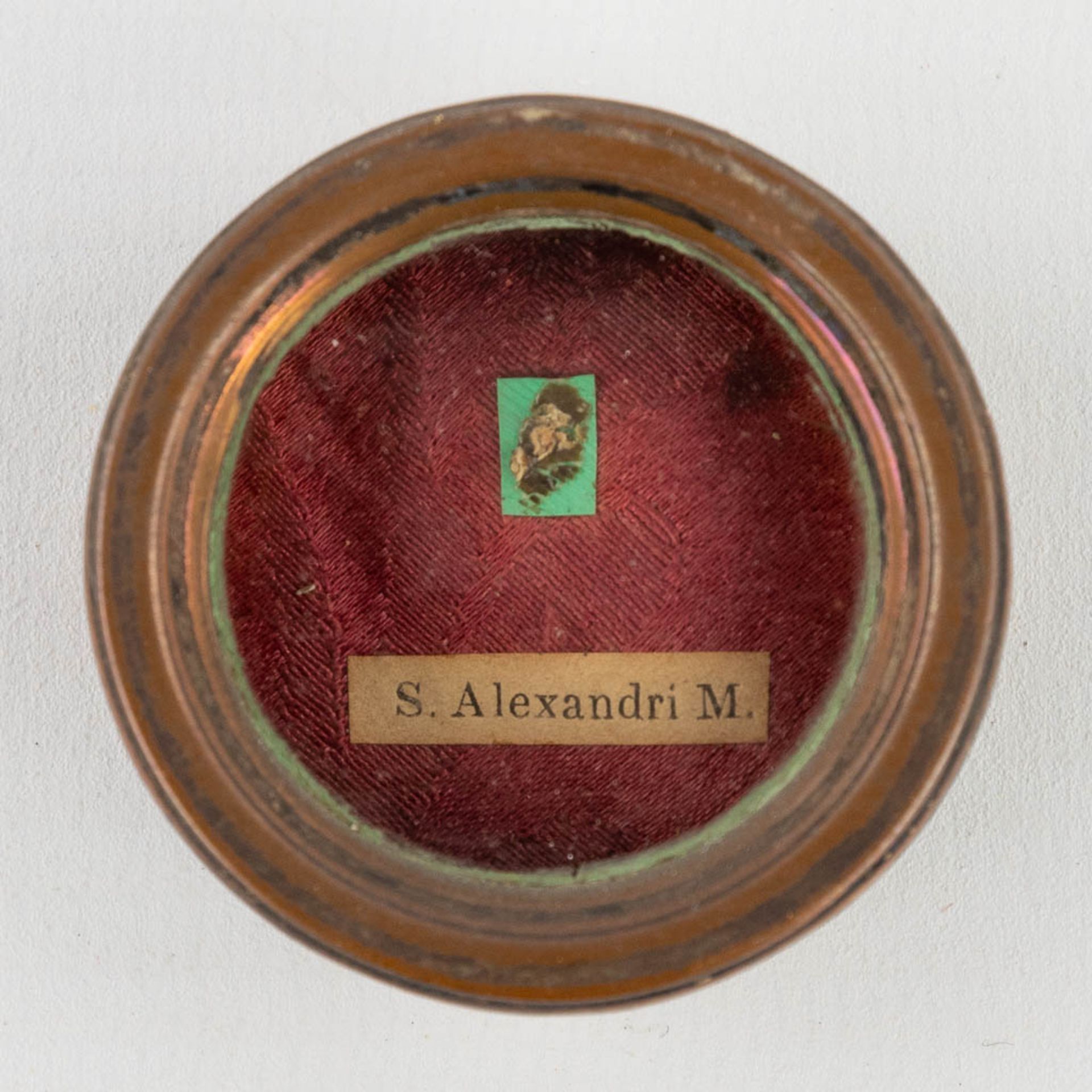 A sealed Theca with relic: Ex Ossibus Sancti Alexandri Martyris (H:1,5 x D:3,85 cm) - Image 5 of 6