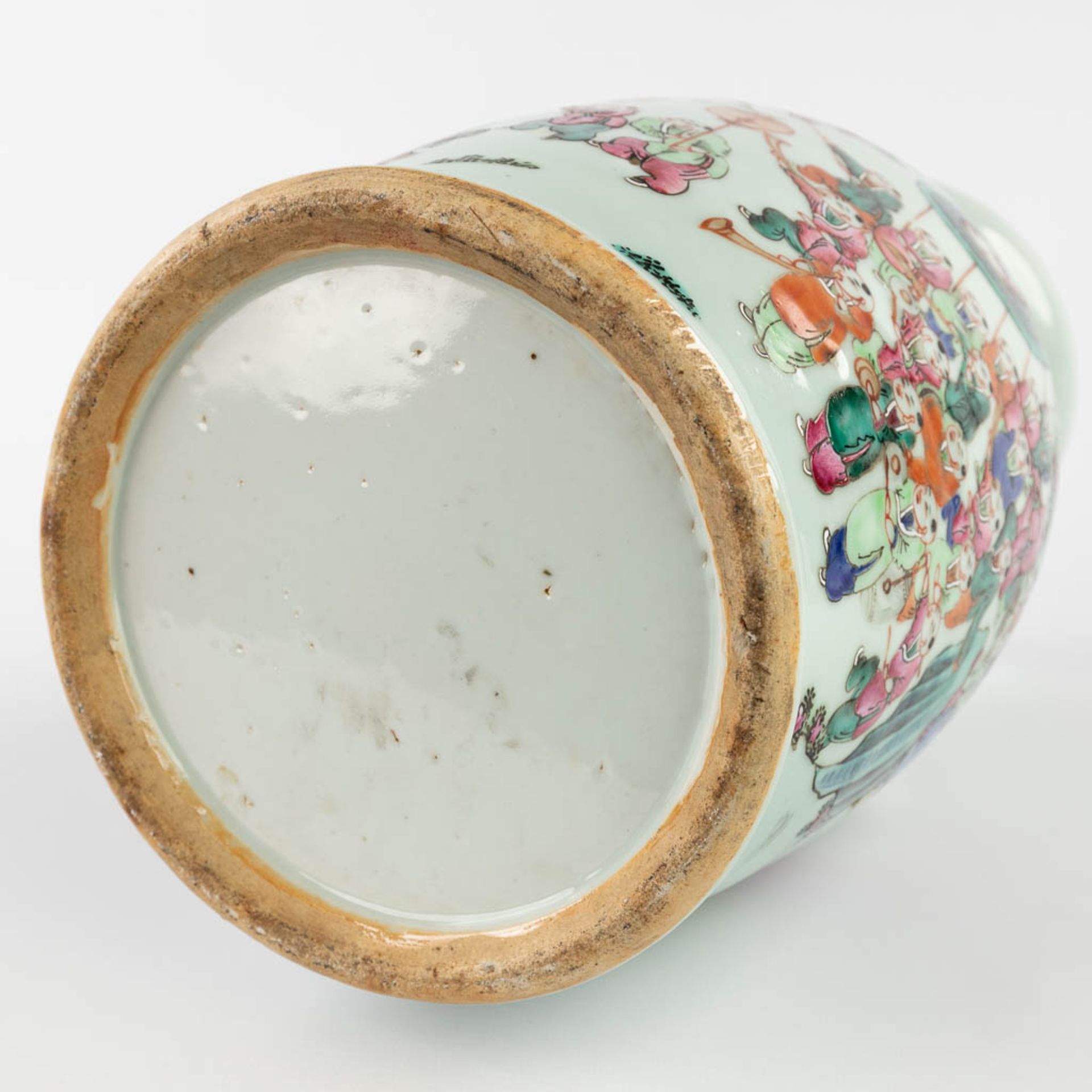 A Chinese Famille Rose '100 Boys' vase. 19th C. (H:44 x D:23 cm) - Image 7 of 13