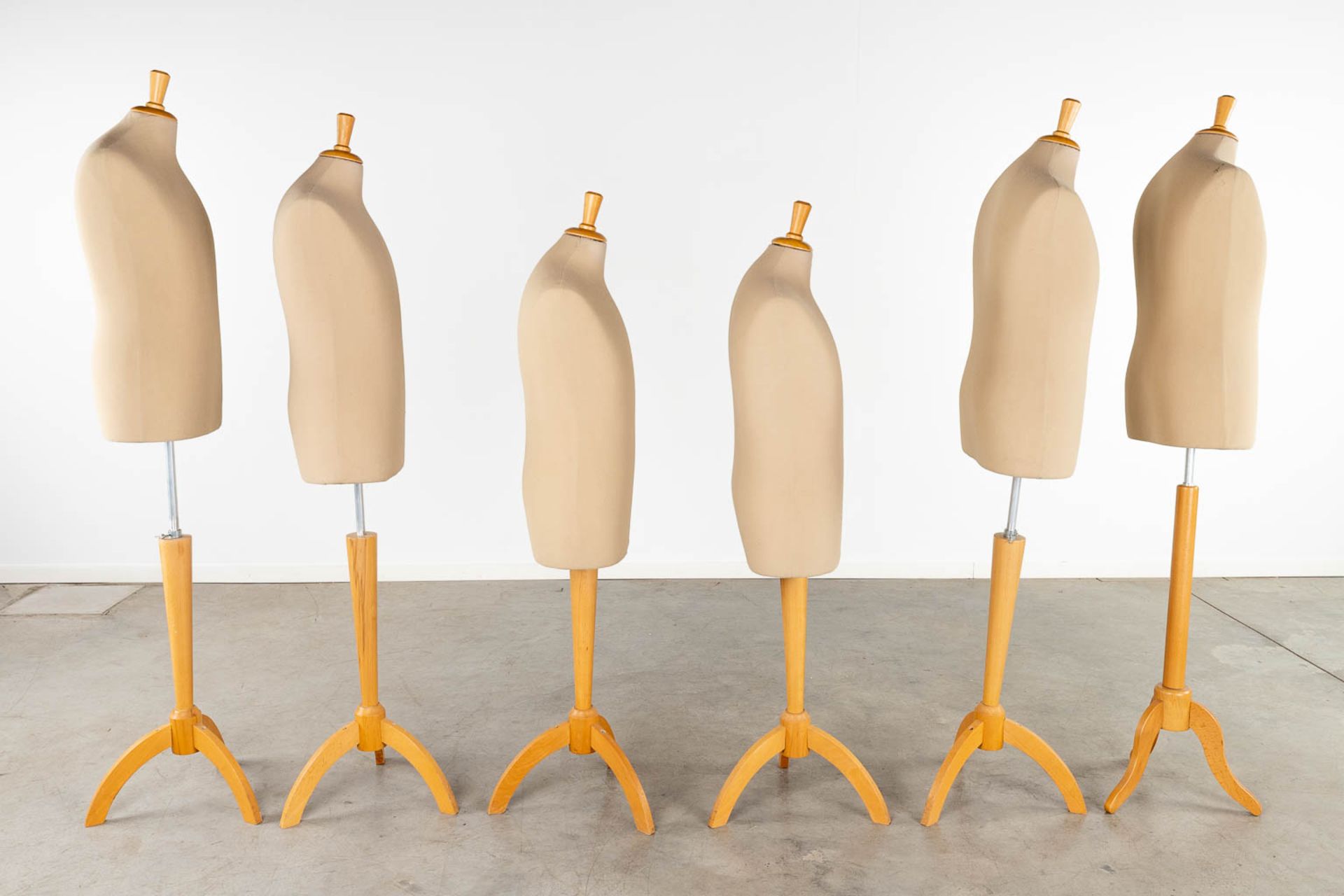 A set of 6 similar mannequins / fitting dolls. (L:24 x W:40 x H:170 cm) - Image 4 of 5