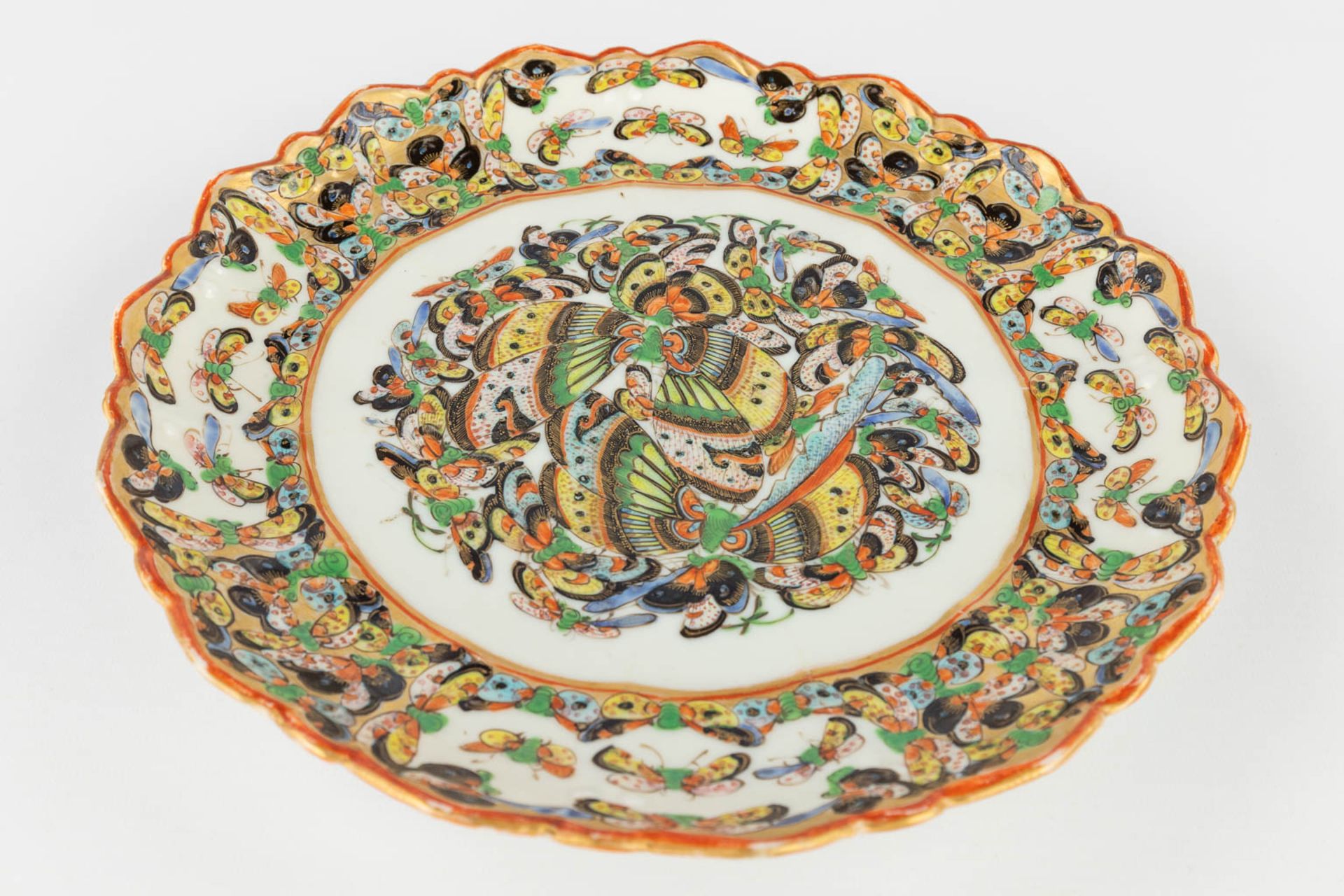 A Chinese plate '1000 butterflies', 19th C. (H:4 x D:28 cm) - Image 3 of 7