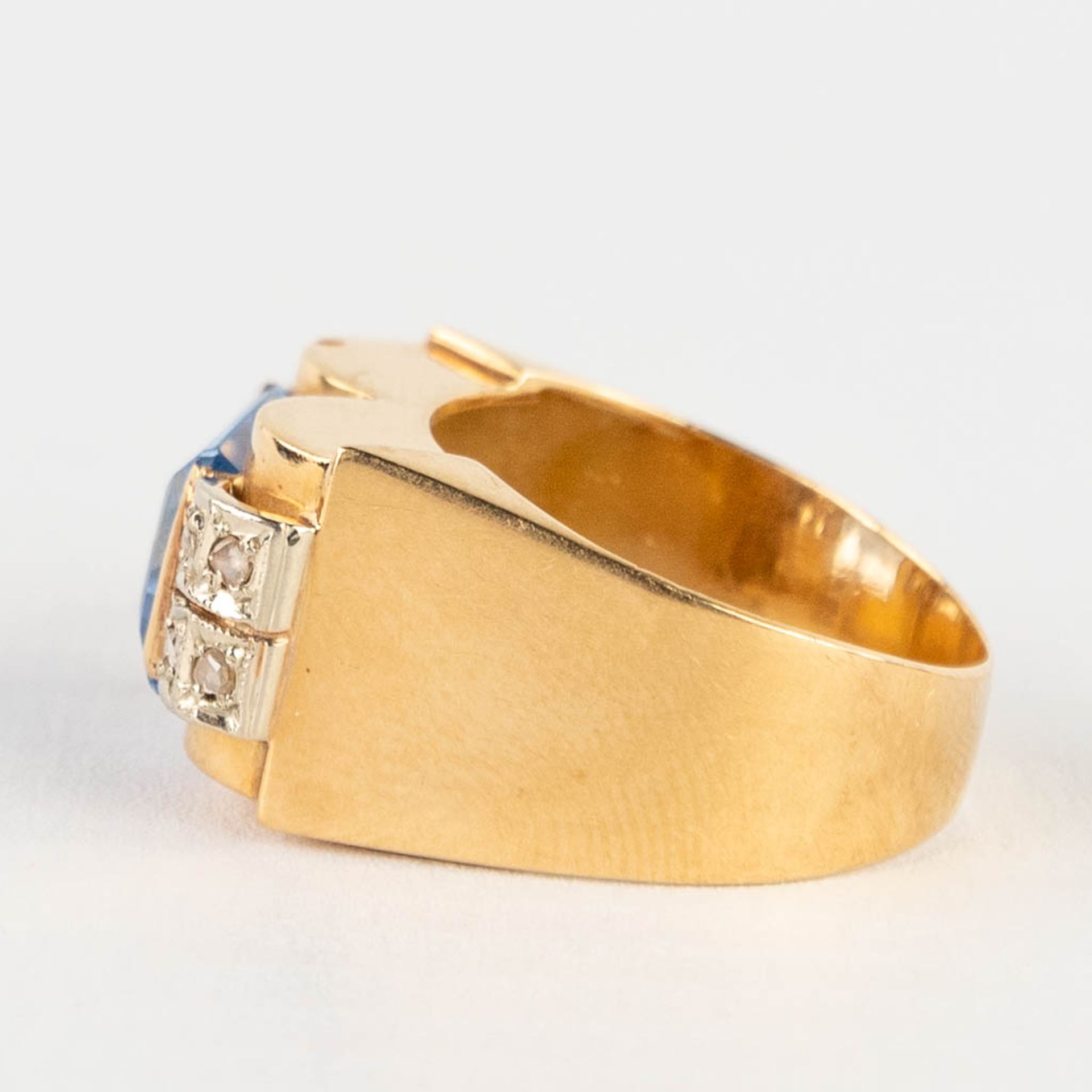 A ring, yellow gold with light blue cut stone/glass. 8,29g. Ring size: 58. 18 karat gold. - Image 5 of 10
