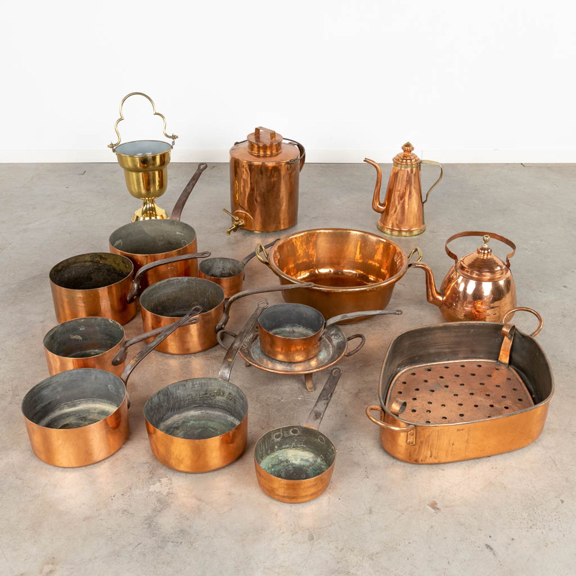 A collection of copper accessories and kitchen utensils. (W:47 x H:40 x D:35 cm)